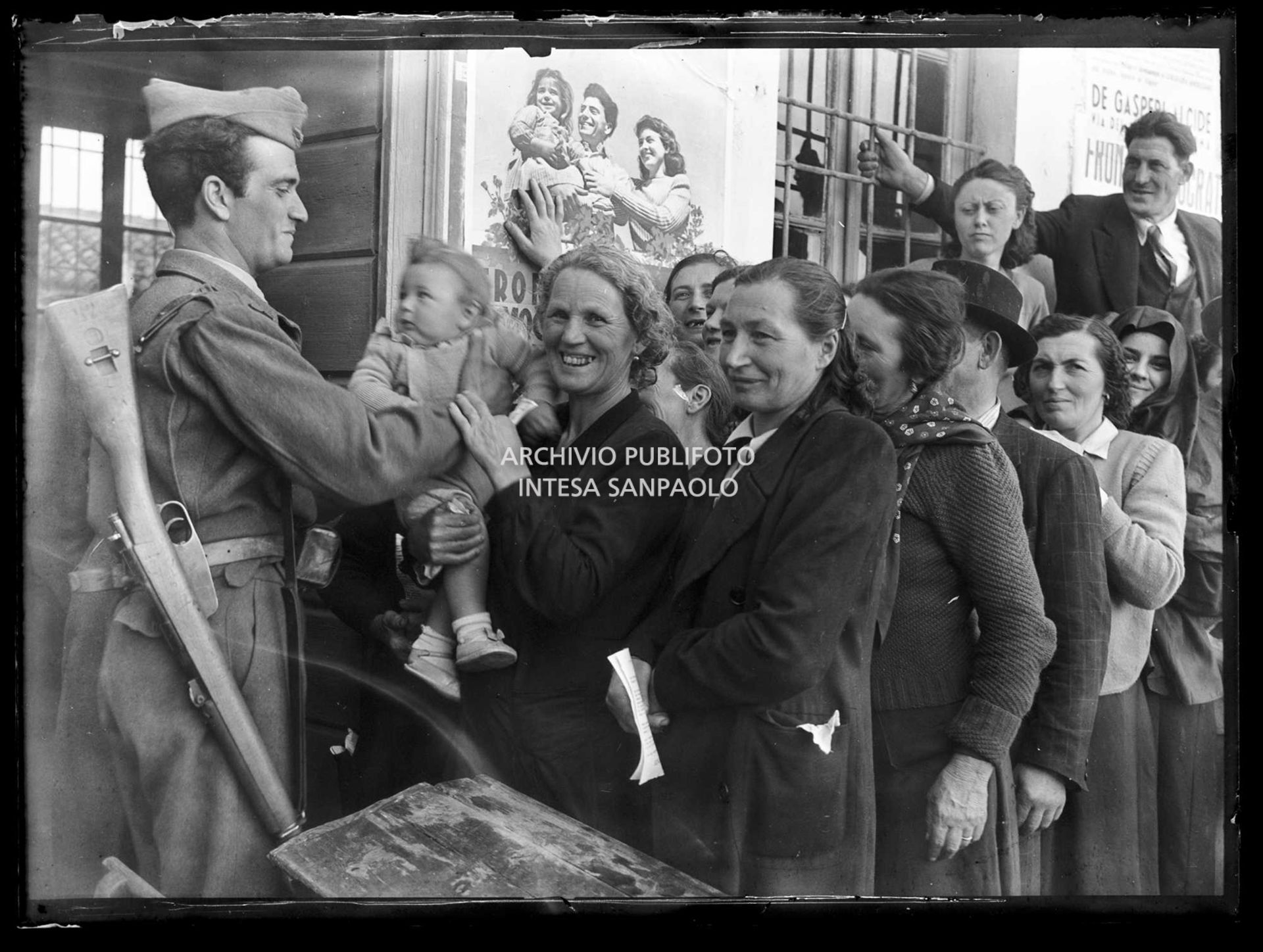Donne e alcuni uomini in coda per votare alle elezioni politiche del 1948, 18 april 1948, Publifoto