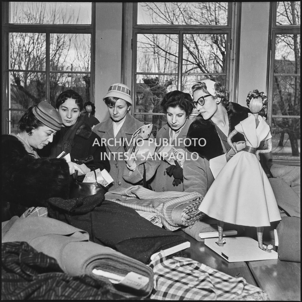 Le redattrici di riviste di moda controllano i campioni dei tessuti in occasione della visita allo stabilimento del Lanificio Marzotto a Manerbio, 03 march 1954, Giordano, Nicola, Publifoto
