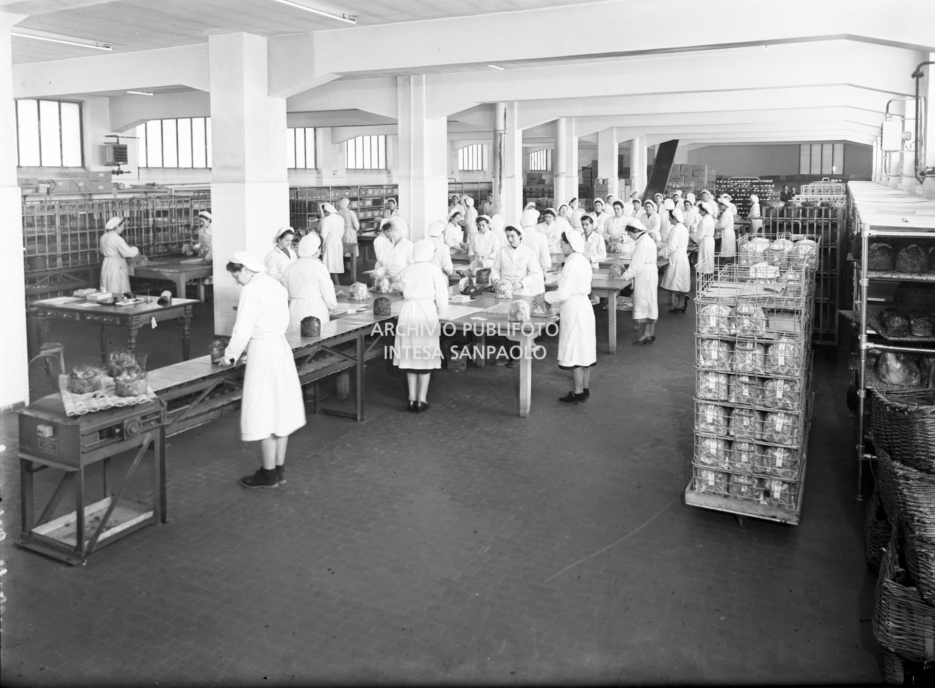 Operaie alla lavorazione panettoni nello stabilimento Alemagna di Milano, january 1953, Publifoto