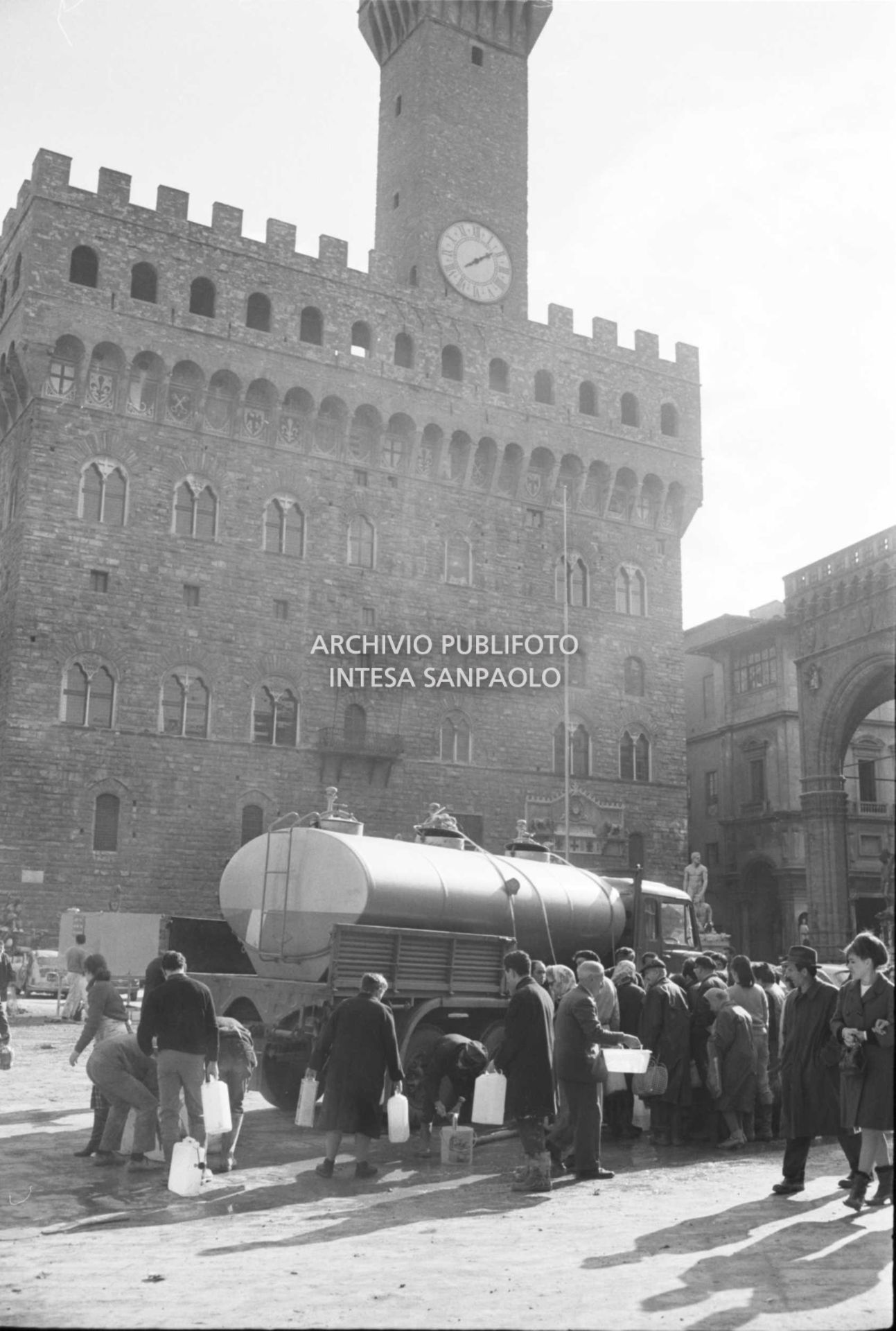 Alluvione di Firenze: distribuzione di acqua potabile in piazza della Signoria