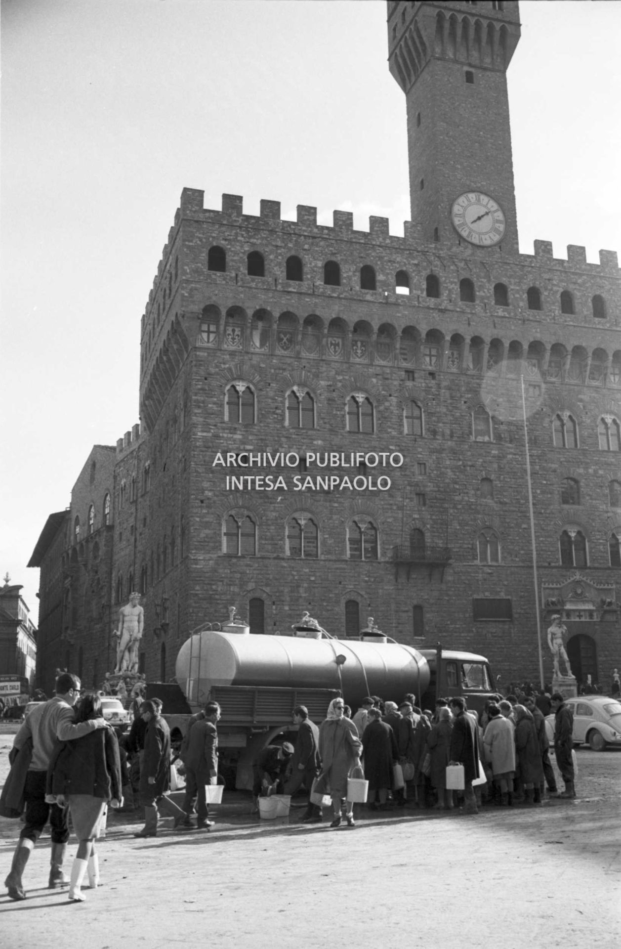 Alluvione di Firenze: distribuzione di acqua potabile in piazza della Signoria