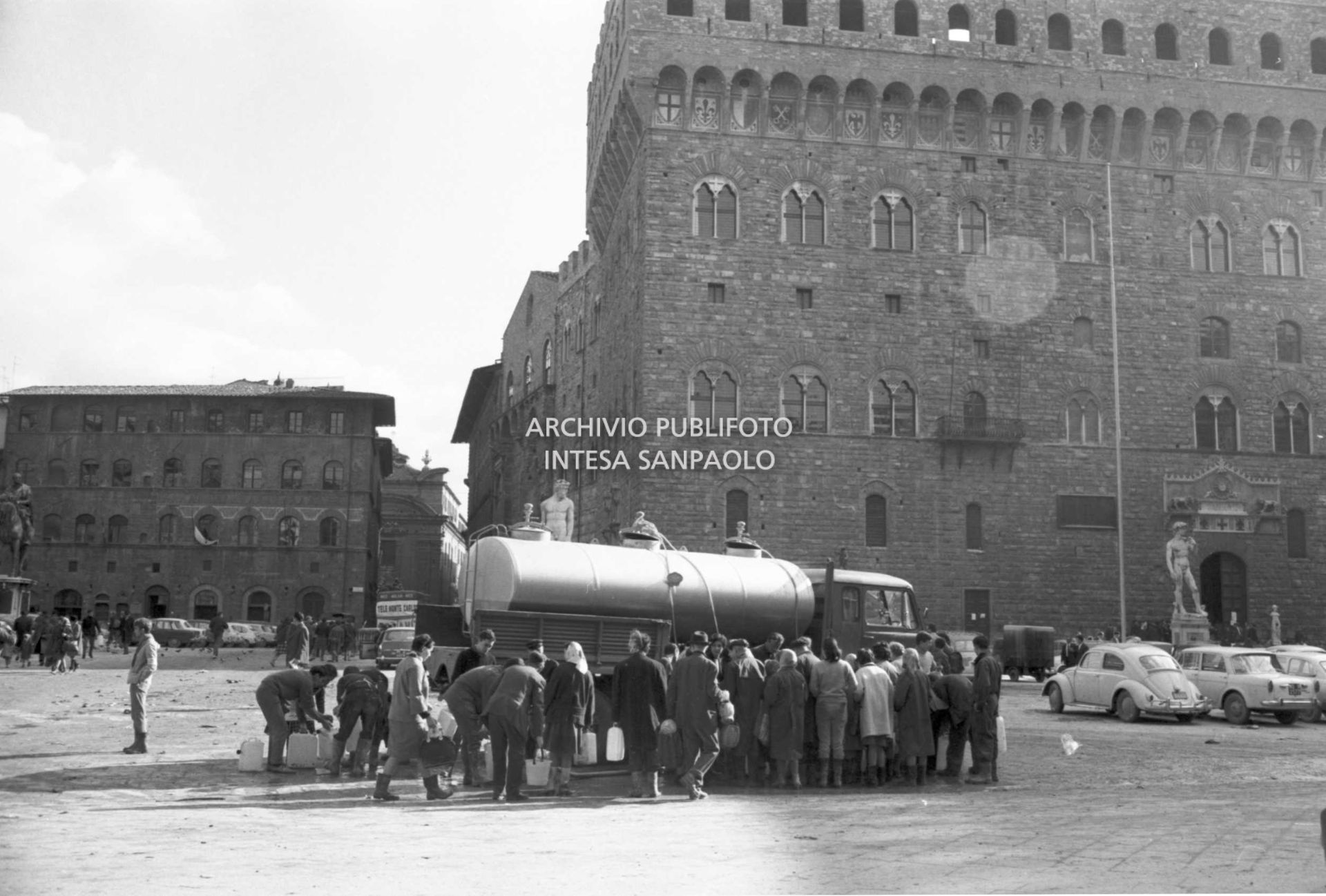 Alluvione di Firenze: distribuzione di acqua potabile in piazza della Signoria