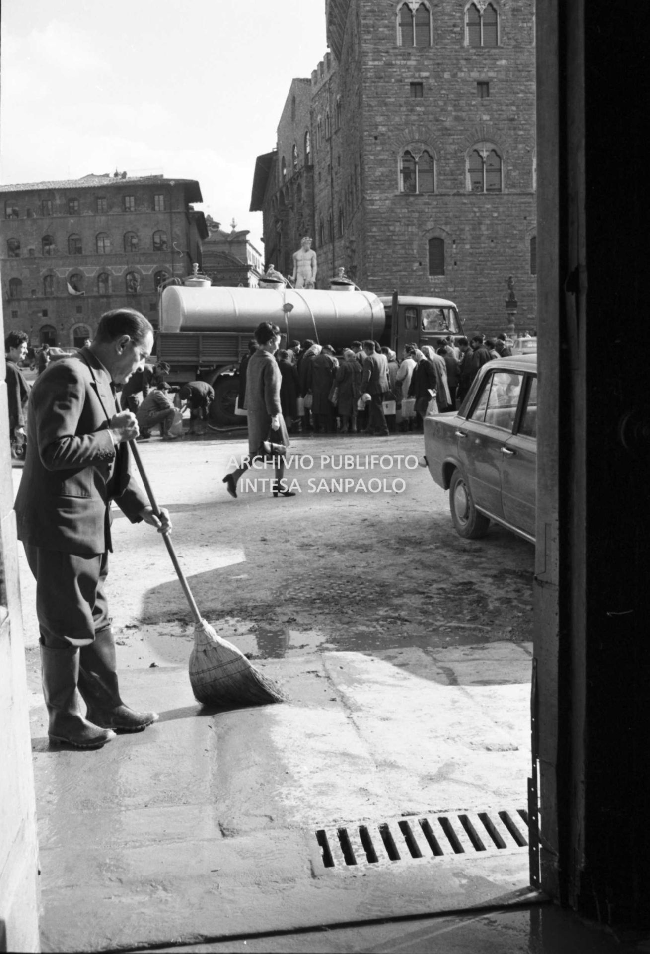 Distribution of drinking water in piazza della Signoria in Florence after the flood