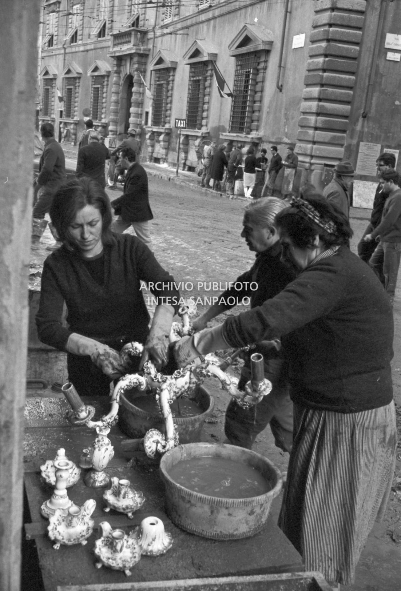 Distribution of drinking water in piazza della Signoria in Florence after the flood