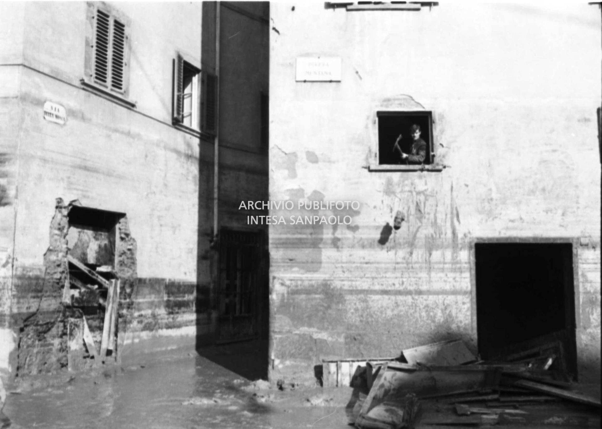Distribution of drinking water in piazza della Signoria in Florence after the flood