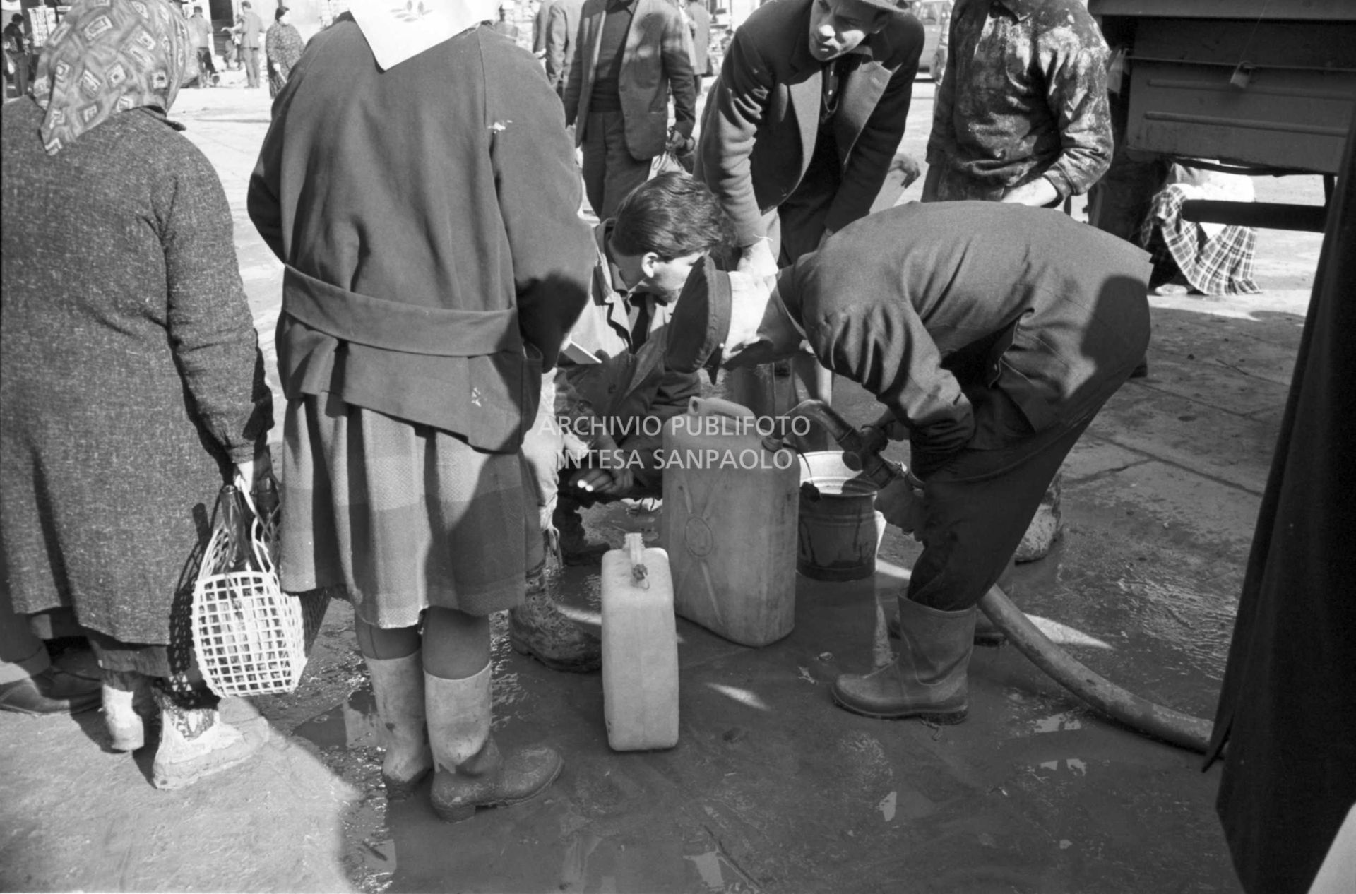 Distribution of drinking water in piazza della Signoria in Florence after the flood