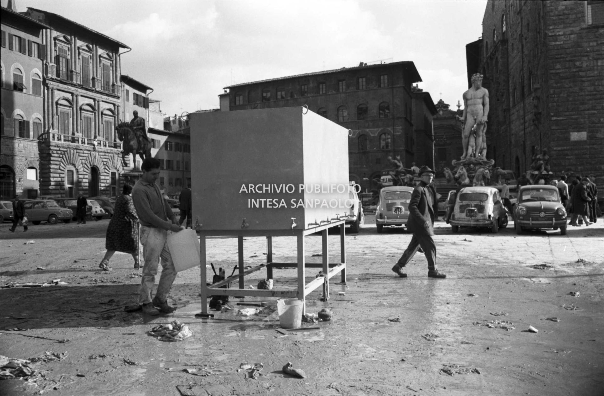 Alluvione di Firenze: cisterna acqua potabile
