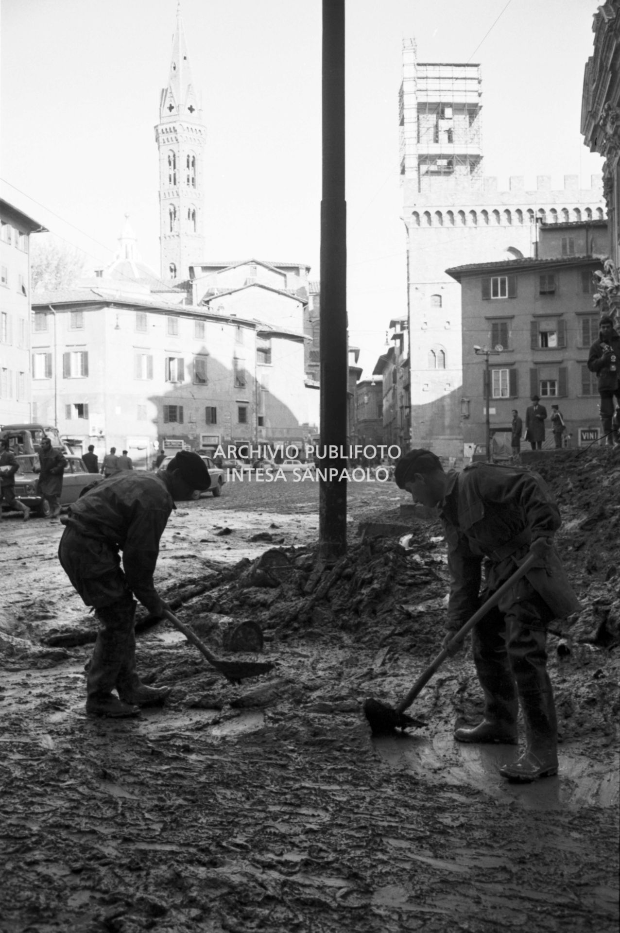 Distribution of drinking water in piazza della Signoria in Florence after the flood
