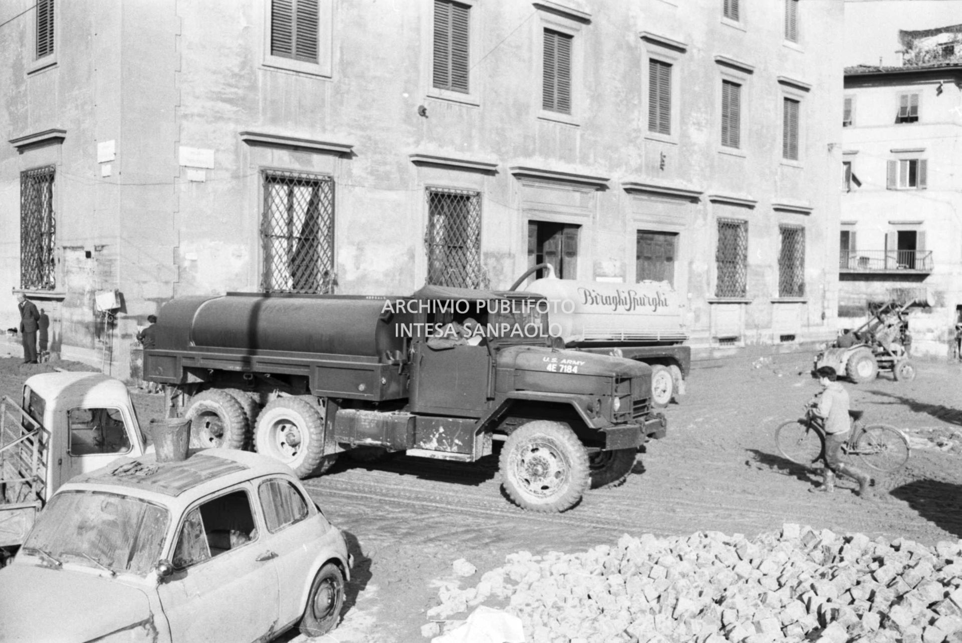 Distribution of drinking water in piazza della Signoria in Florence after the flood