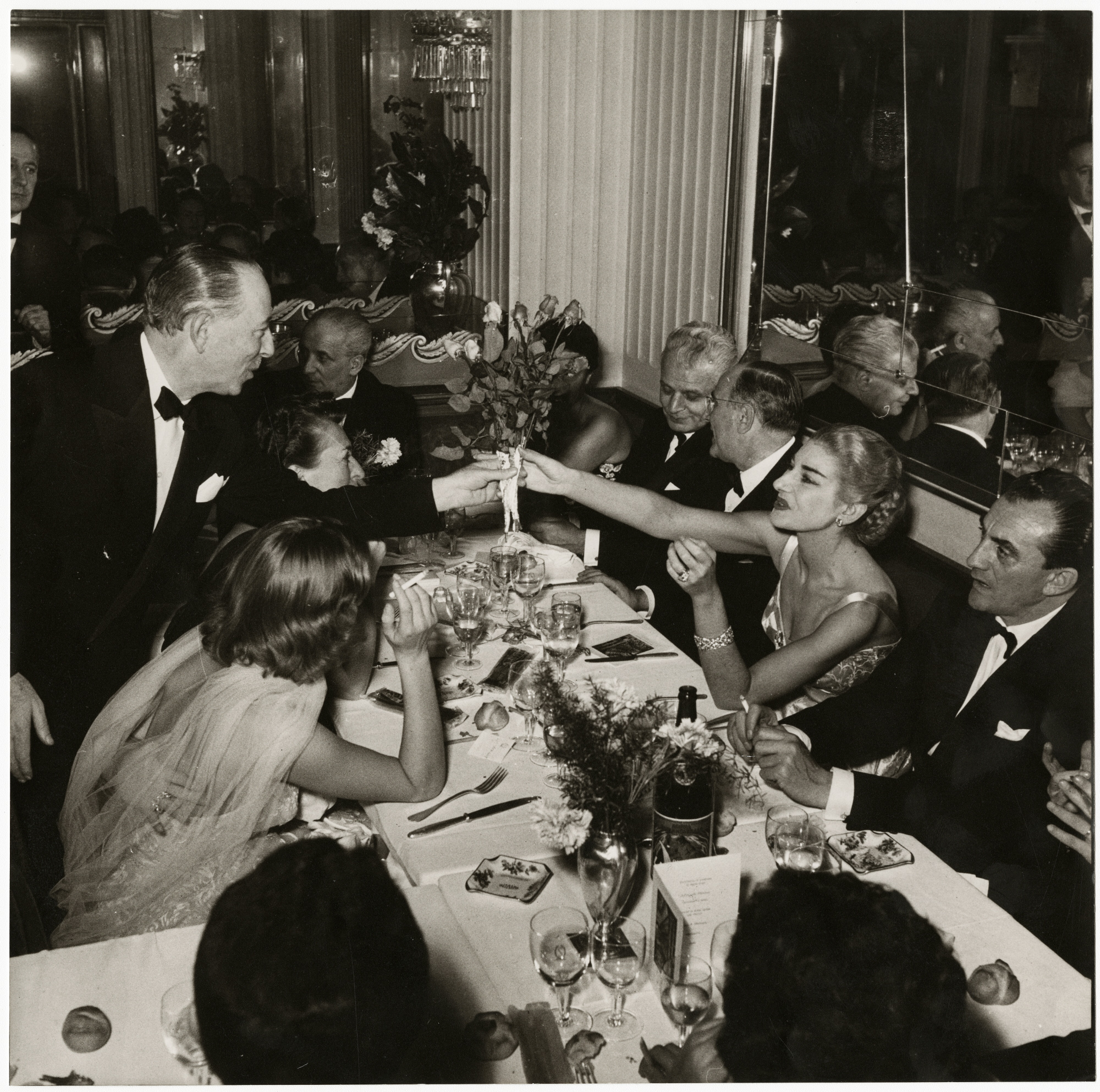 Milano, 7 dicembre 1954. Maria Callas riceve un mazzo di fiori da Valentino Bompiani, al ristorante Savini, la sera della Prima de La Vestale di Gaspare Spontini. 
