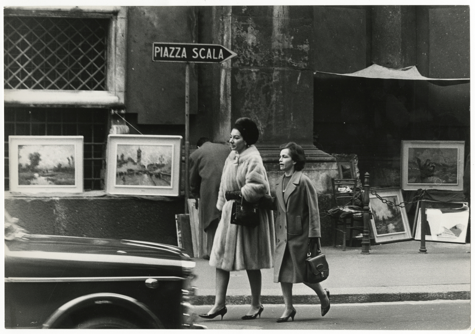 Maria Callas passeggia per le vie del centro insieme alla sua segretaria Bruna Lupoli.