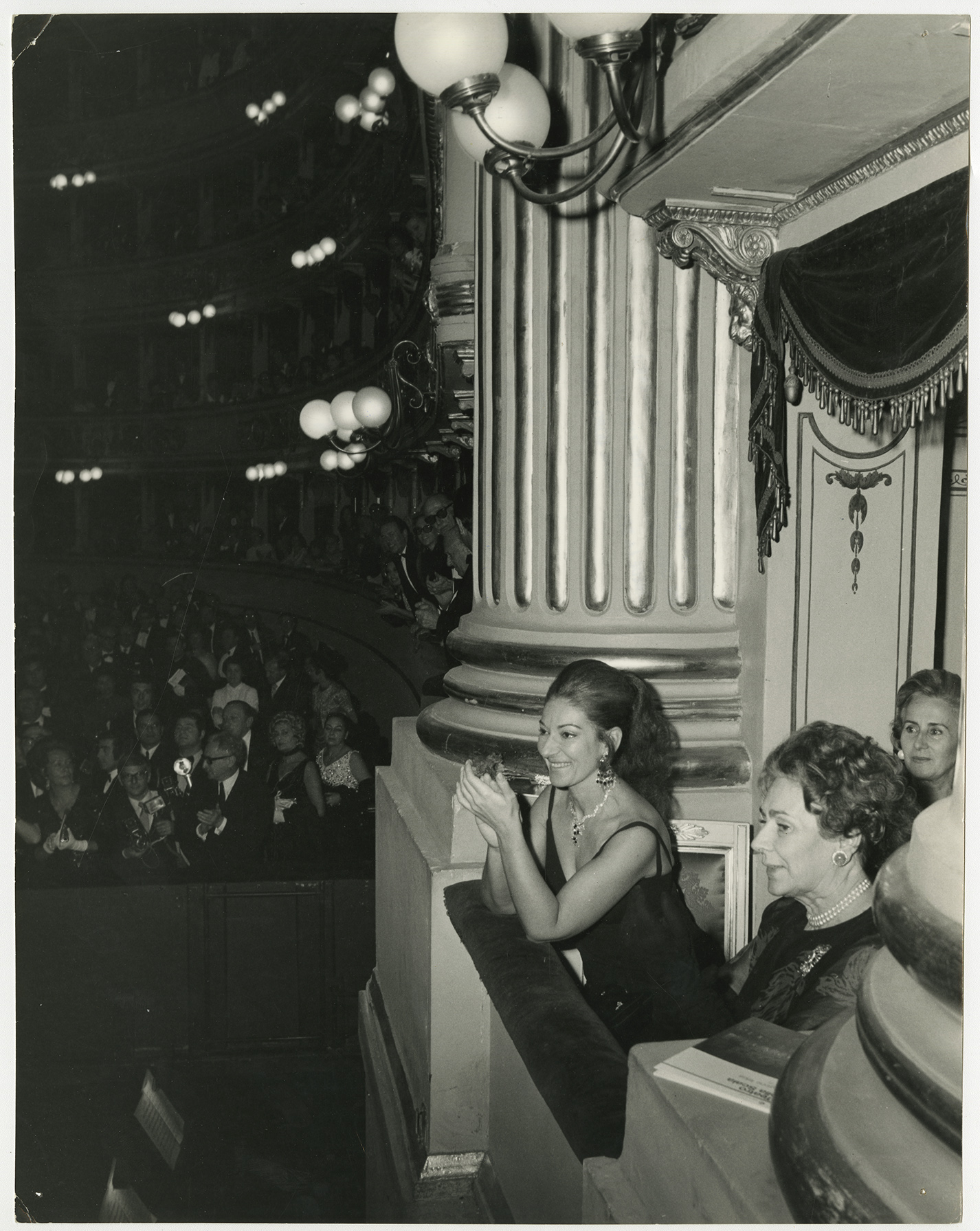 Maria Callas spettatrice con Wally Toscanini all'inaugurazione della Stagione Lirica al Teatro alla Scala con I vespri siciliani di Giuseppe Verdi