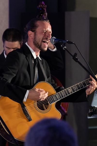 fotografia del cantante e chitarrista