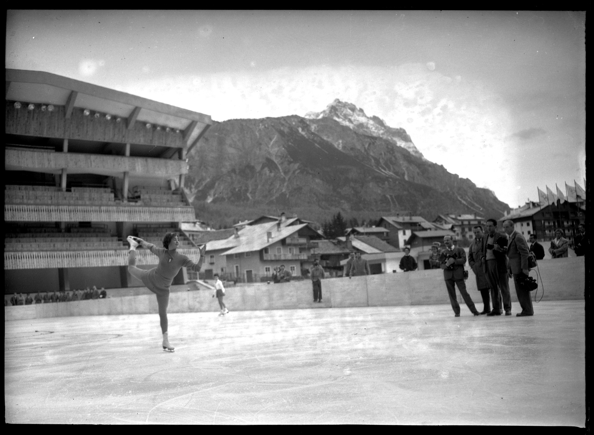 Fiorella Negro si esibisce all'inaugurazione dello Stadio del ghiaccio, ottobre 1955  Fotografia di Silvano Lucca - Publifoto CSAC, Università di Parma