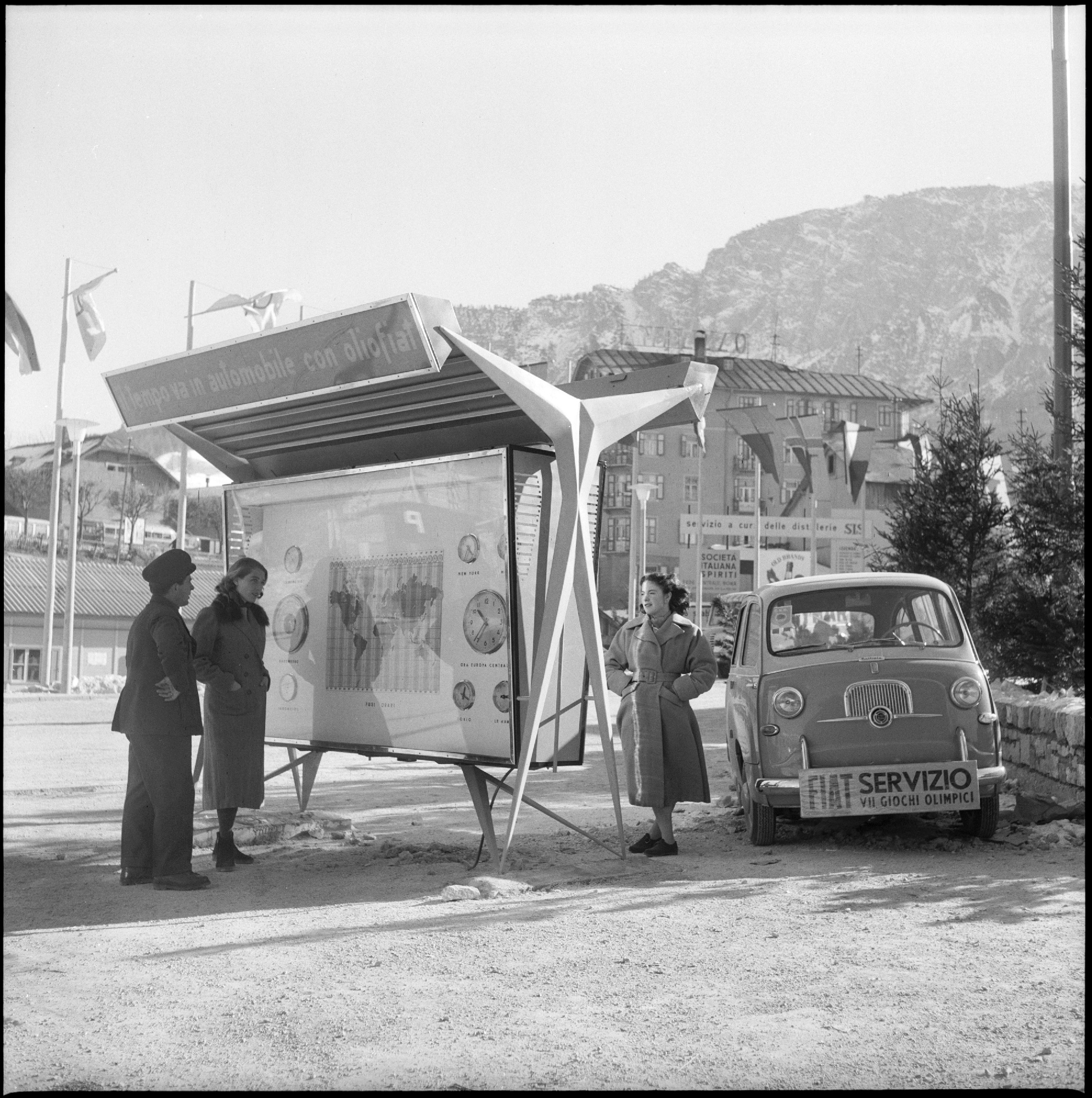 Turisti consultano, in una bacheca, condizioni meteorologiche e fusi orari, 5 febbraio 1956 Fotografia di Publifoto Archivio Publifoto Intesa Sanpaolo
