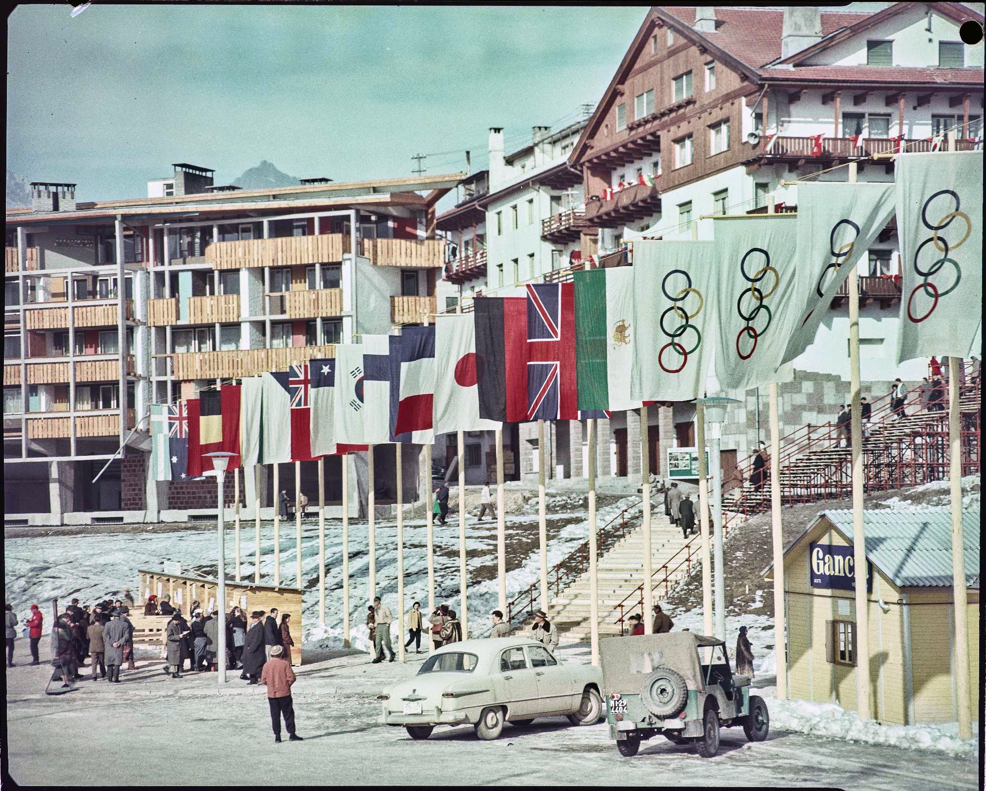 Bandiere di vari Paesi e dei cinque cerchi olimpici esposte a Cortina d'Ampezzo, gennaio-febbraio 1956  Fotografia di Publifoto Archivio Publifoto Intesa Sanpaolo