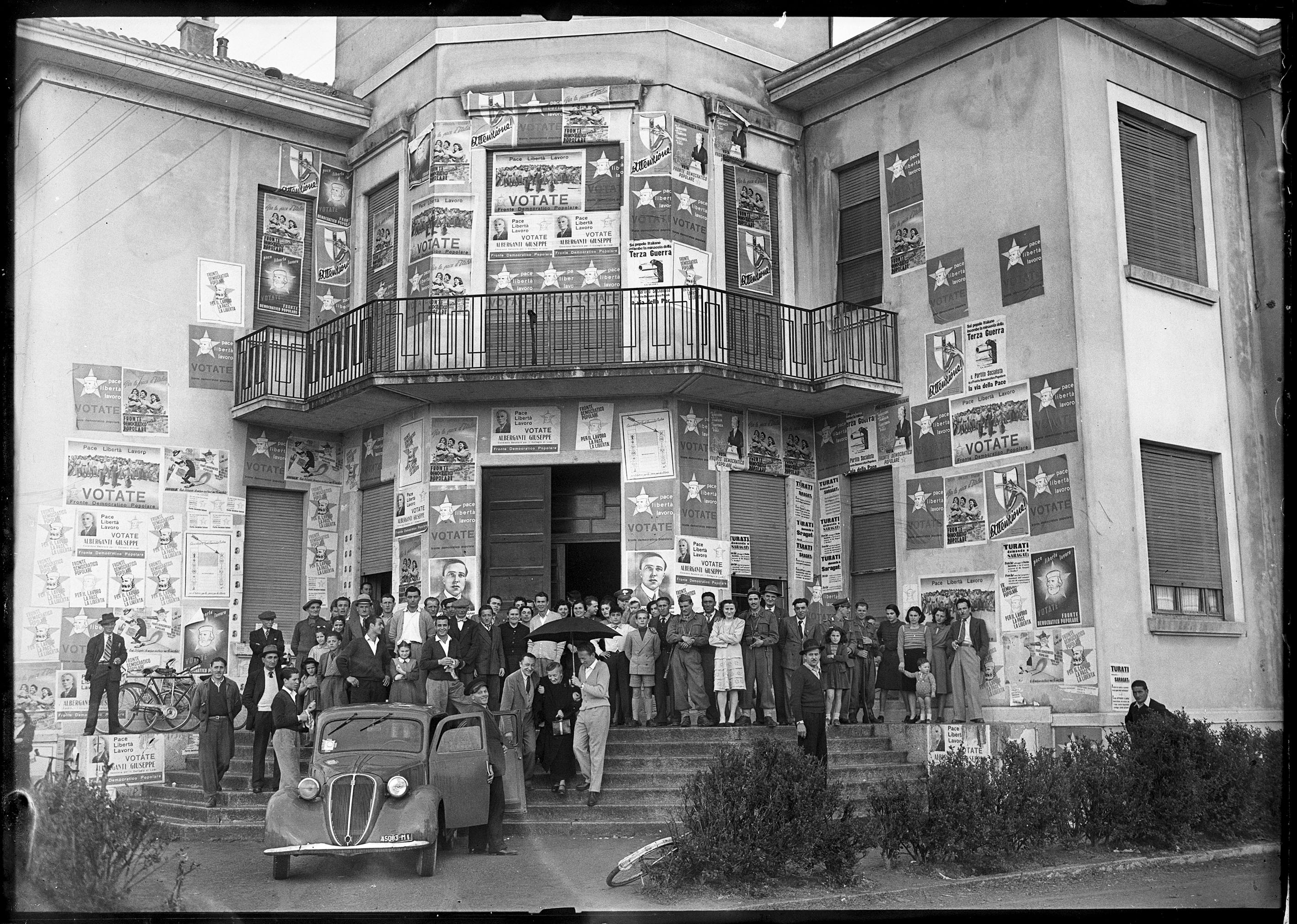 Un’anziana della Baggina viene accompagnata al seggio in via delle Forze Armate a Milano, 1948. Fotografia di Tino Petrelli - Publifoto Archivio Publifoto Intesa Sanpaolo