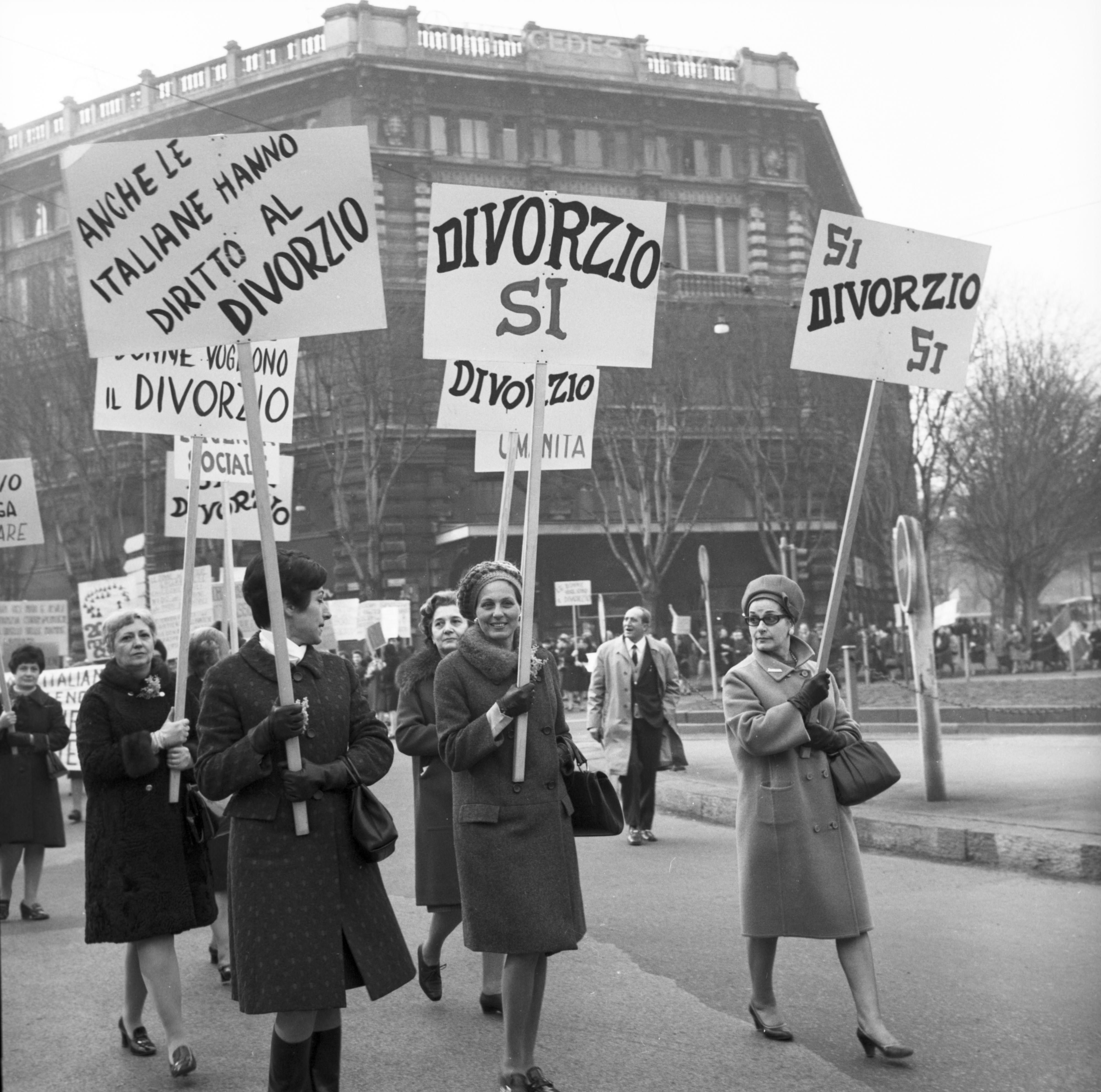 Corteo in occasione della Festa della Donna a Milano, 8 marzo 1969. Fotografia di Publifoto Archivio Publifoto Intesa Sanpaolo