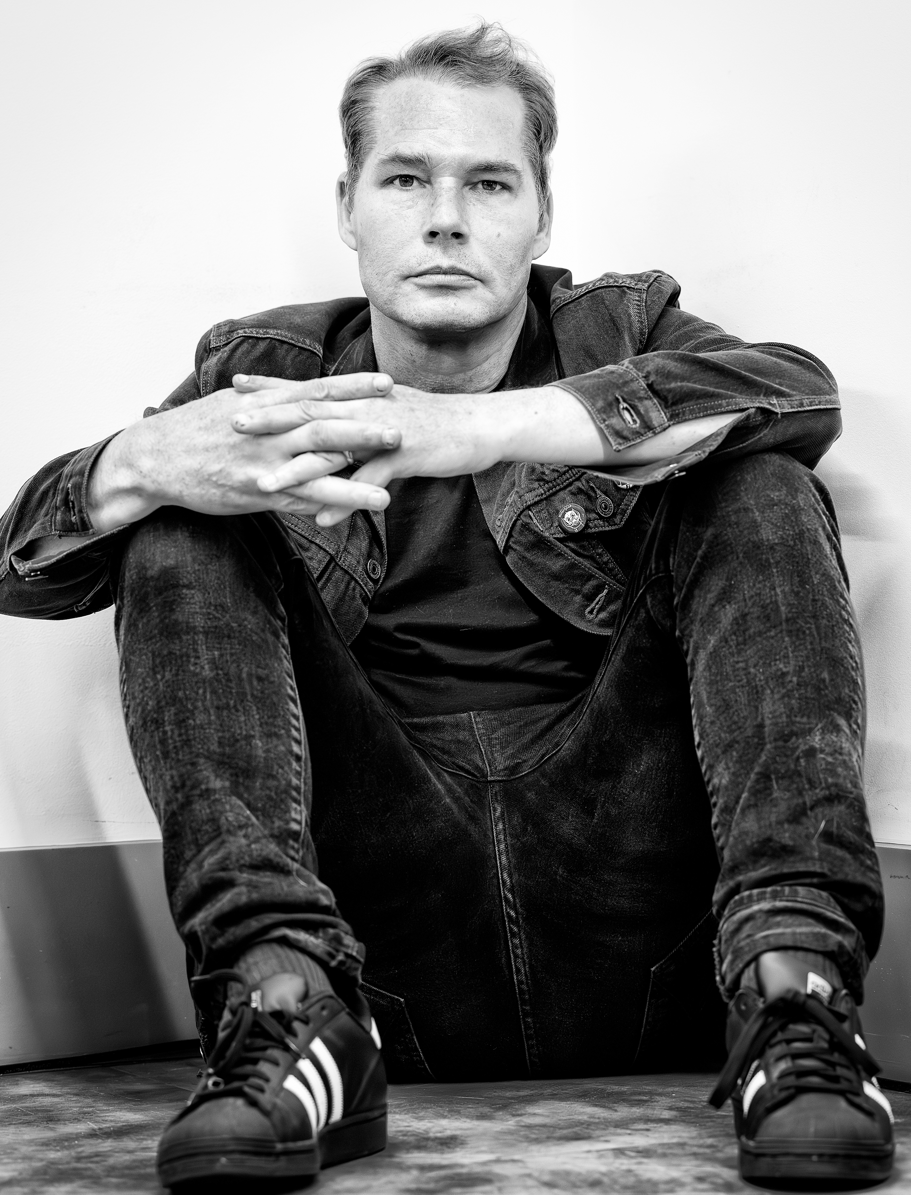 Ritratto dell'artista Shepard Fairey in arte OBEY