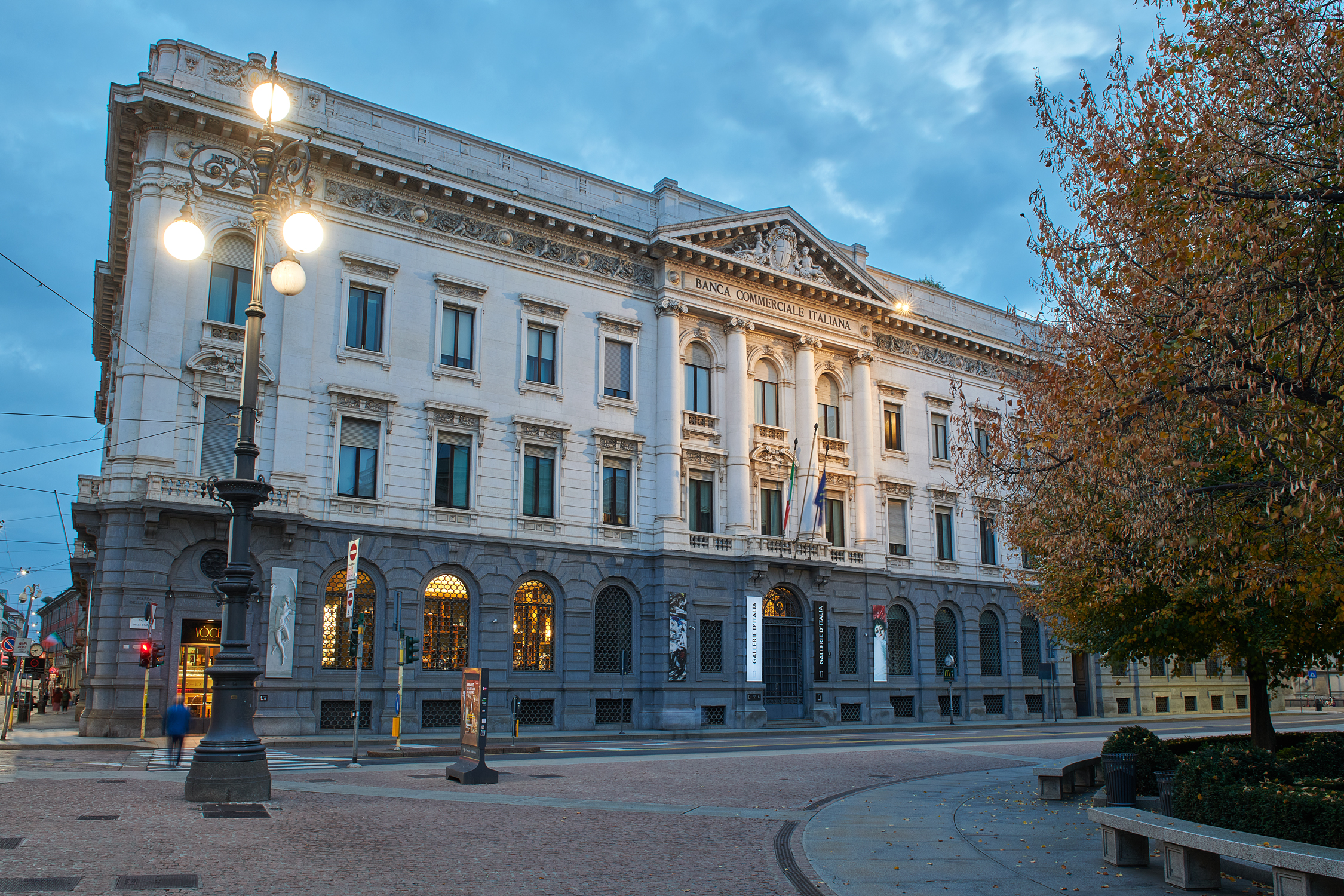 Gallerie d’Italia – Milano, external facade, Piazza della Scala -   Ph. Maurizio Tosto