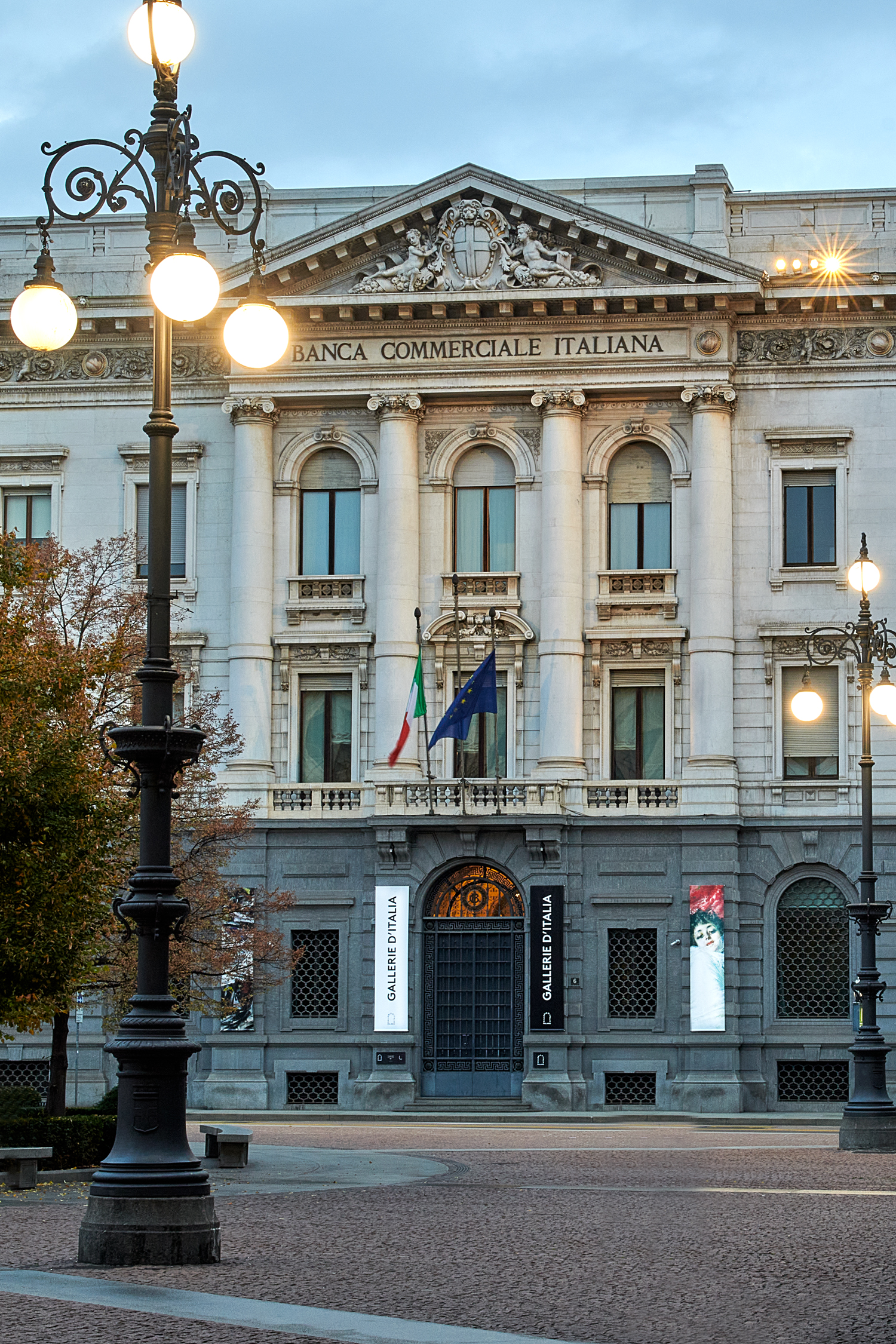 Gallerie d’Italia – Milano, external facade, Piazza della Scala -   Ph. Maurizio Tosto