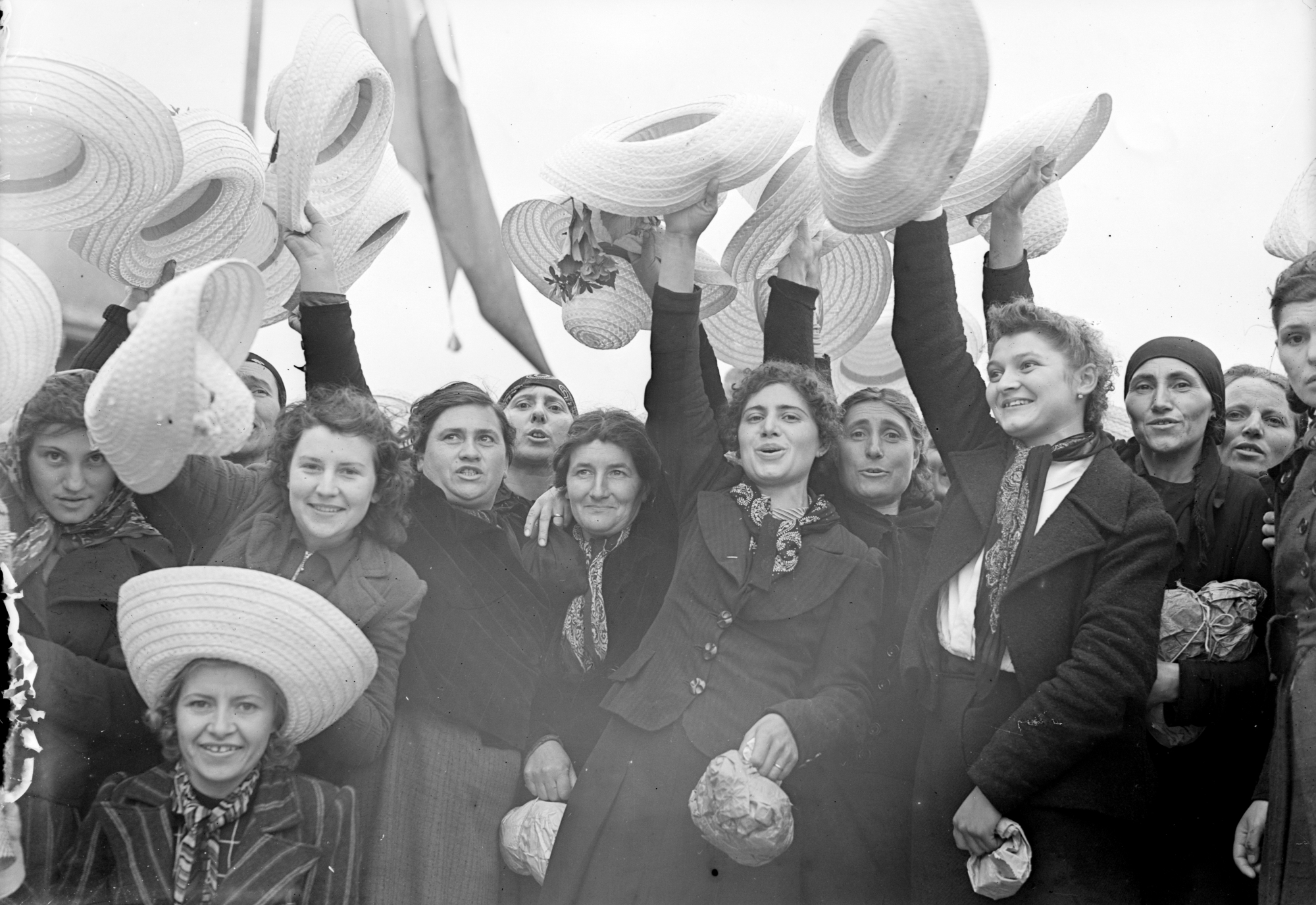 “Mondine” waving their hats, 1935 - 1945