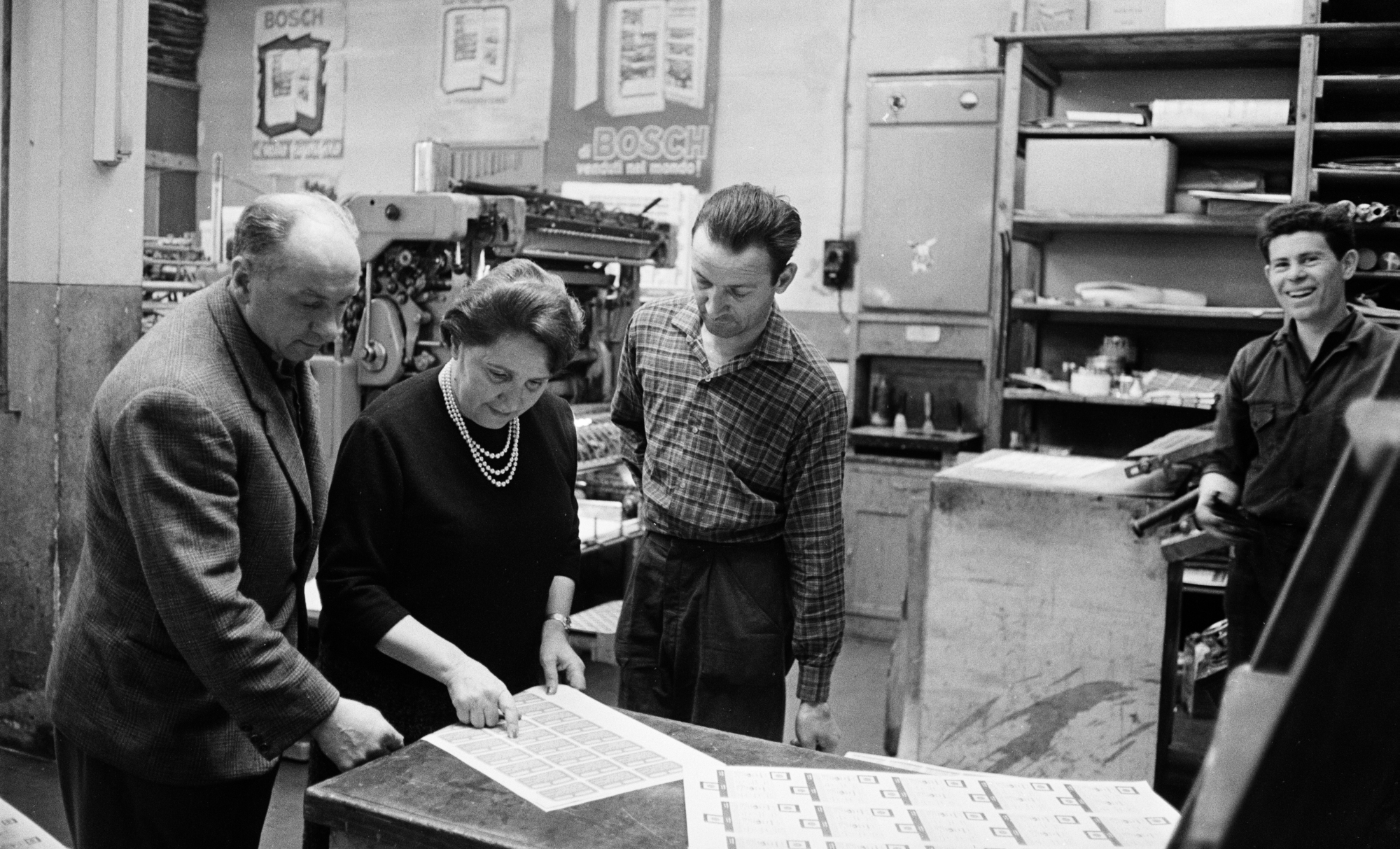 La proprietaria della tipografia Gallati Alfonsina Belloni, Milano, 1 aprile 1961 Fotografia di Giuseppe Giovi - Publifoto. Archivio Publifoto Intesa Sanpaolo