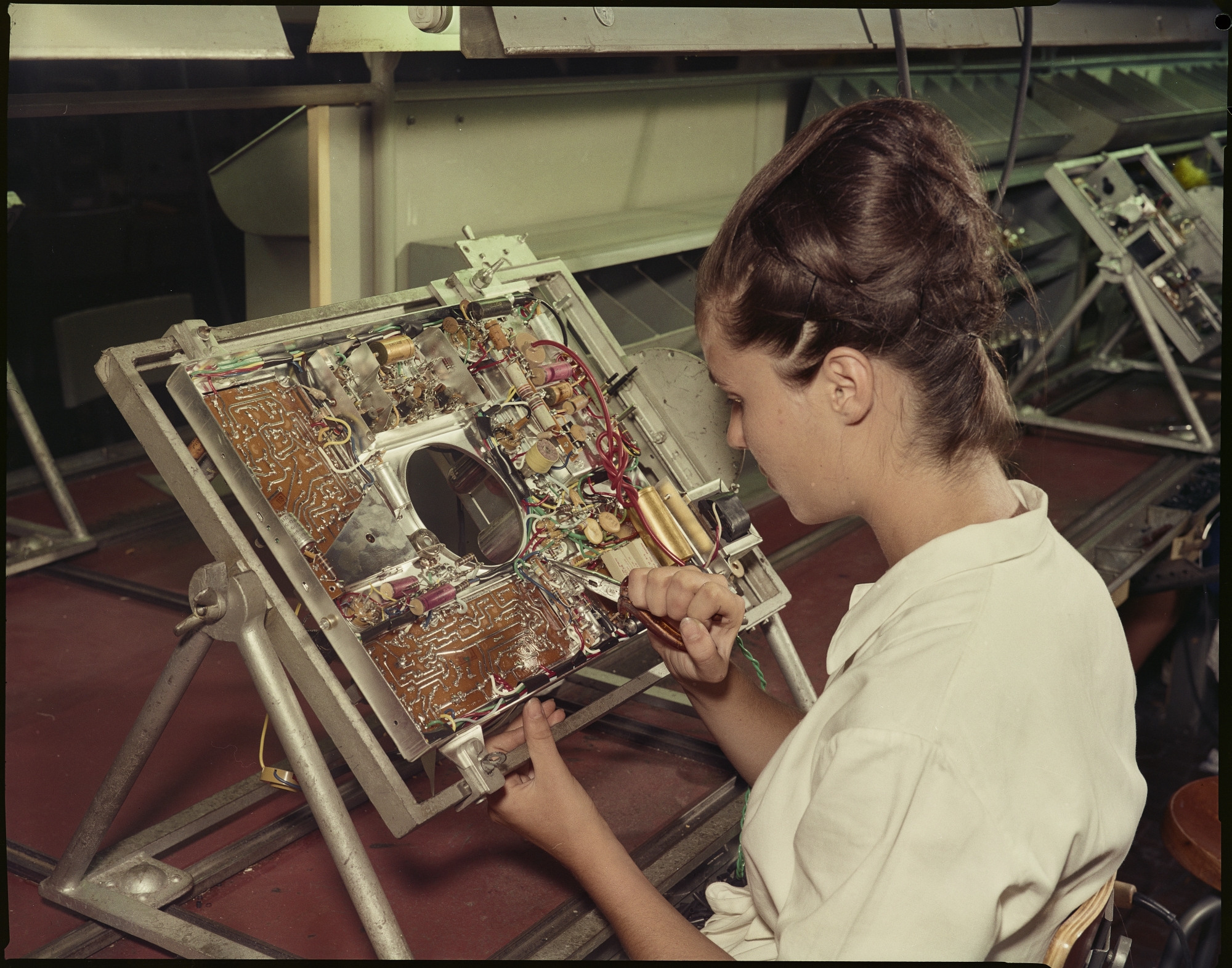Operaia al lavoro sui componenti di un televisore nello stabilimento della Emerson di Firenze, 1961 Fotografia di Publifoto Archivio Publifoto Intesa Sanpaolo