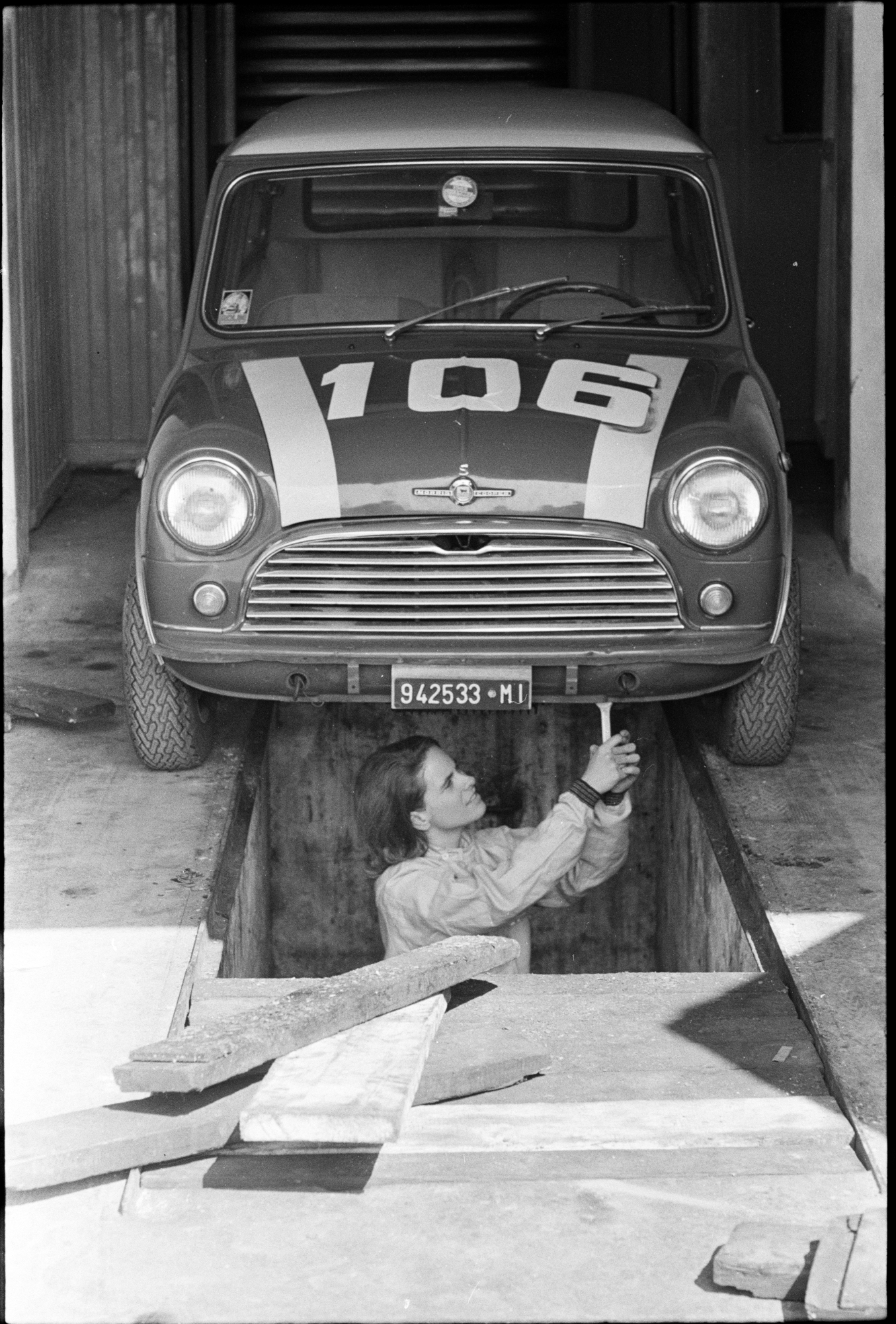 Donatella Odoardo meccanico a Monza, marzo 1965 Fotografia di Marco Emili – Publifoto Negativo su pellicola, 35 mm Archivio Publifoto Intesa Sanpaolo