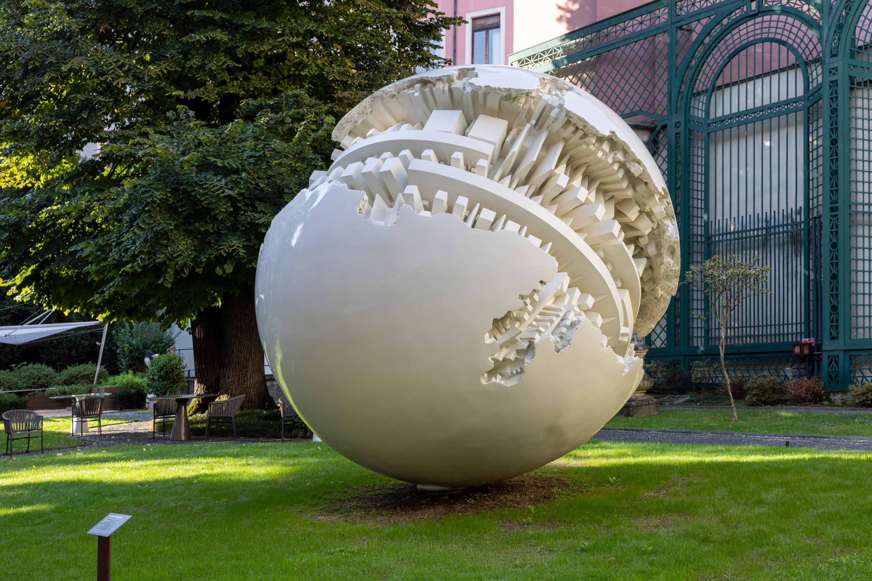 Il post restauro de la "Sfera grande" di Arnaldo Pomodoro