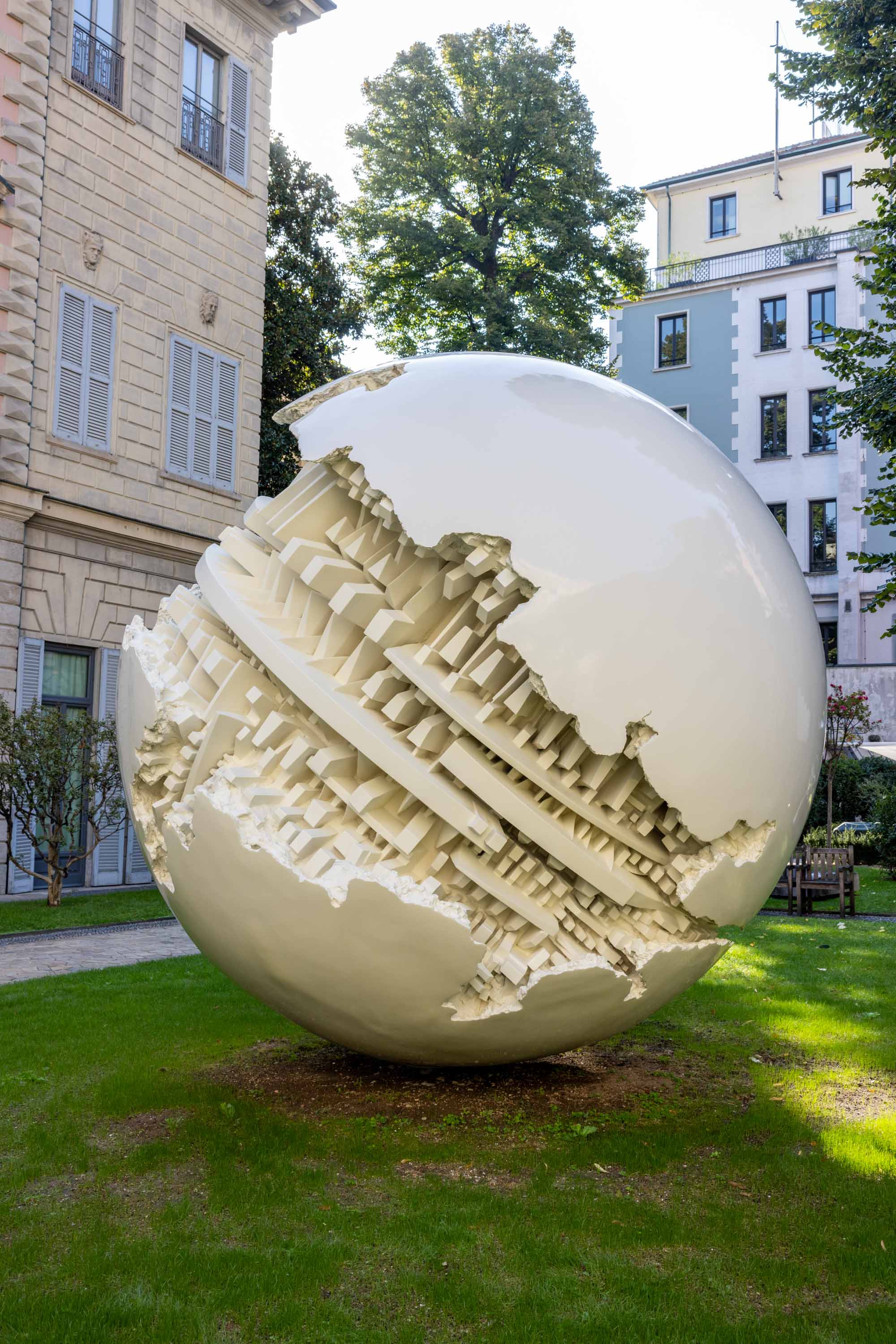 Il restauro de la "Sfera grande" di Arnaldo Pomodoro