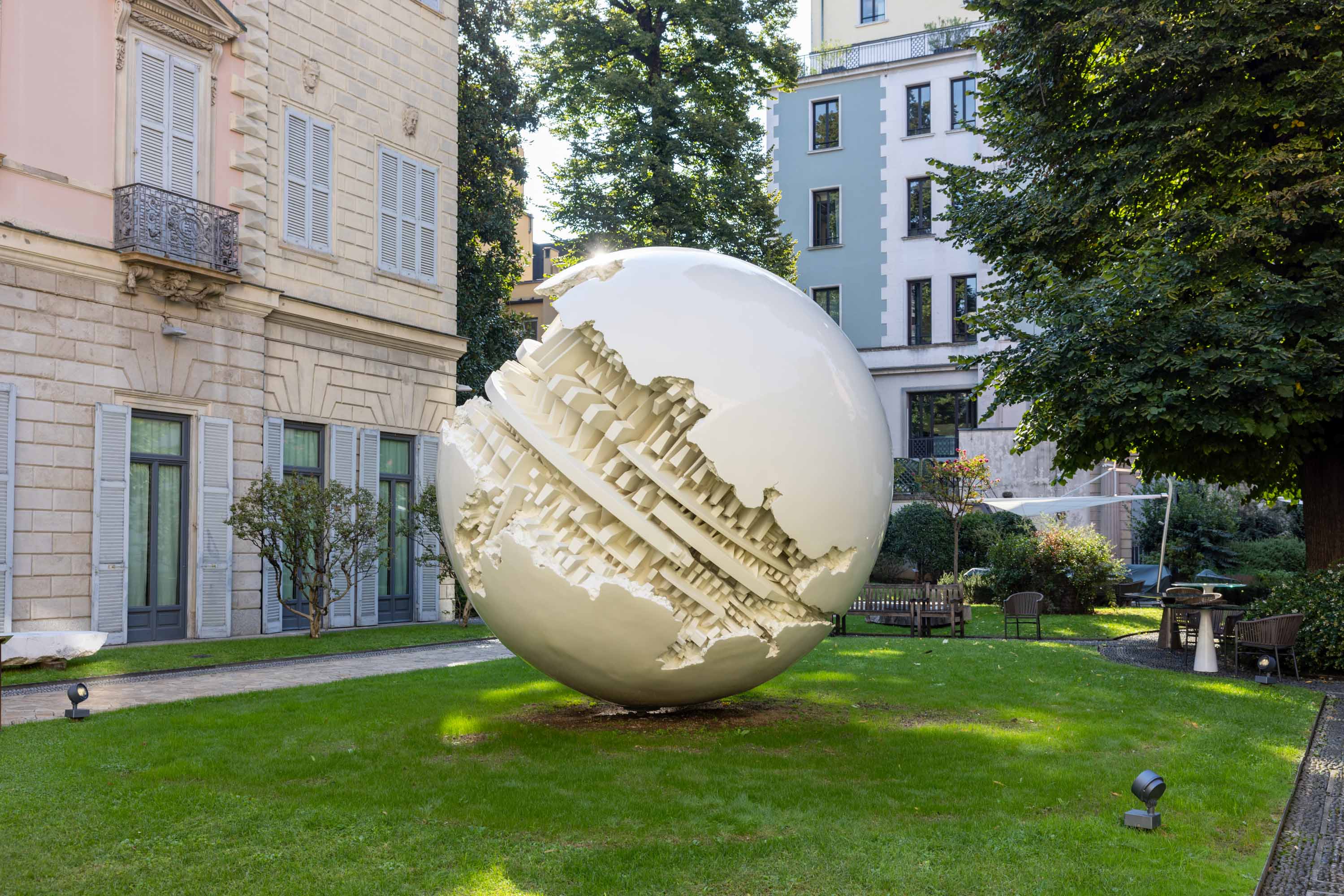 La "Sfera grande" di Arnaldo Pomodoro