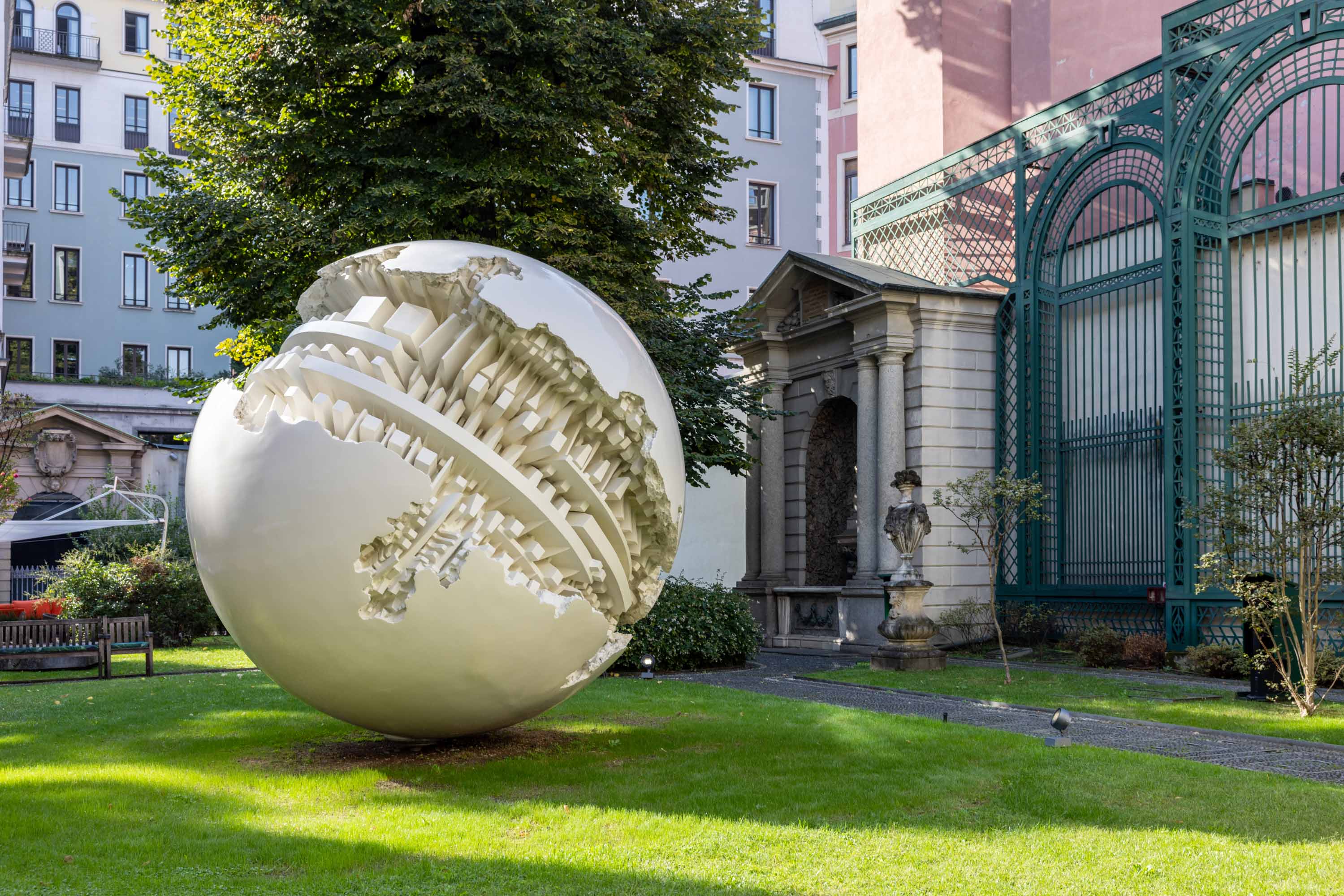 Sfera grande di Pomodoro