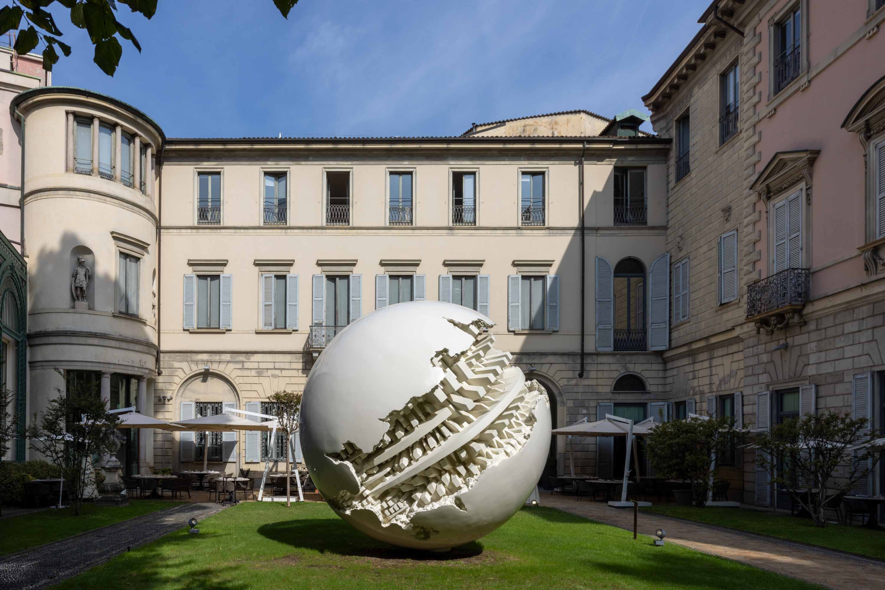 Sfera grande di Arnaldo Pomodoro