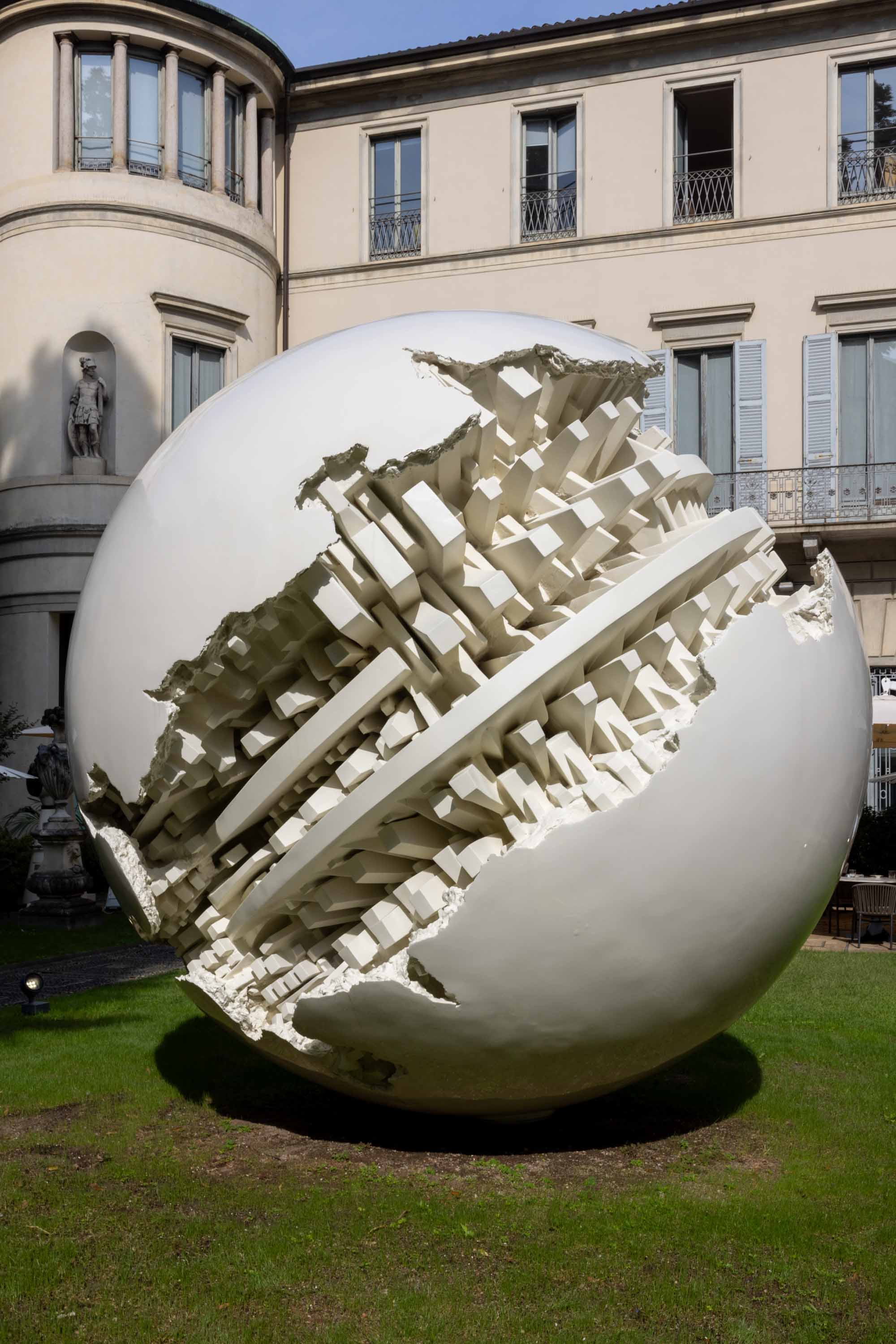 Dopo il restauro de la "Sfera grande" di Arnaldo Pomodoro