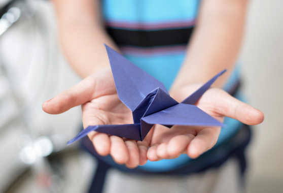 Immagine di bambino con origami 