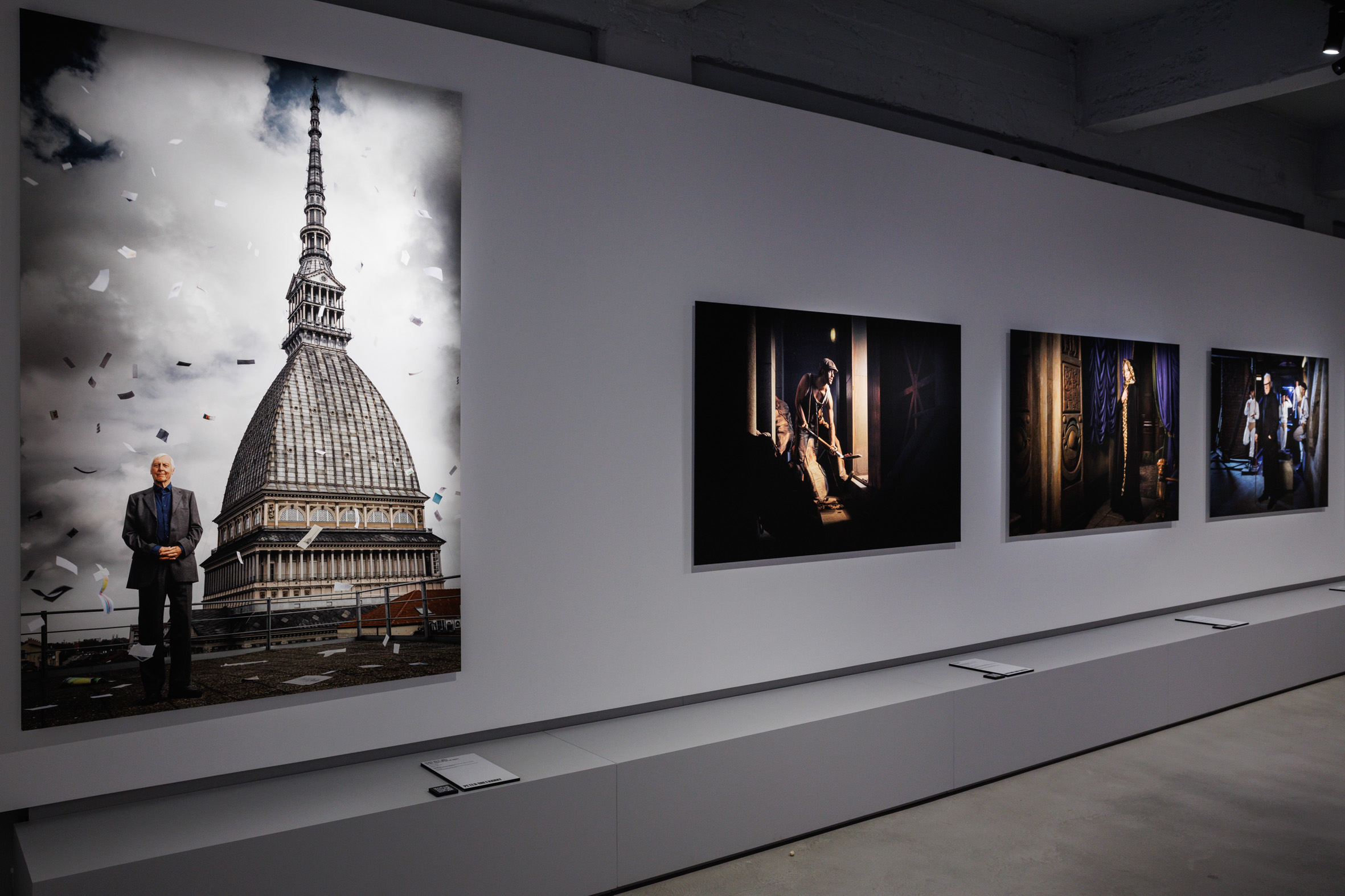 allestimento fotografie di  Riccardo Ghilardi. 