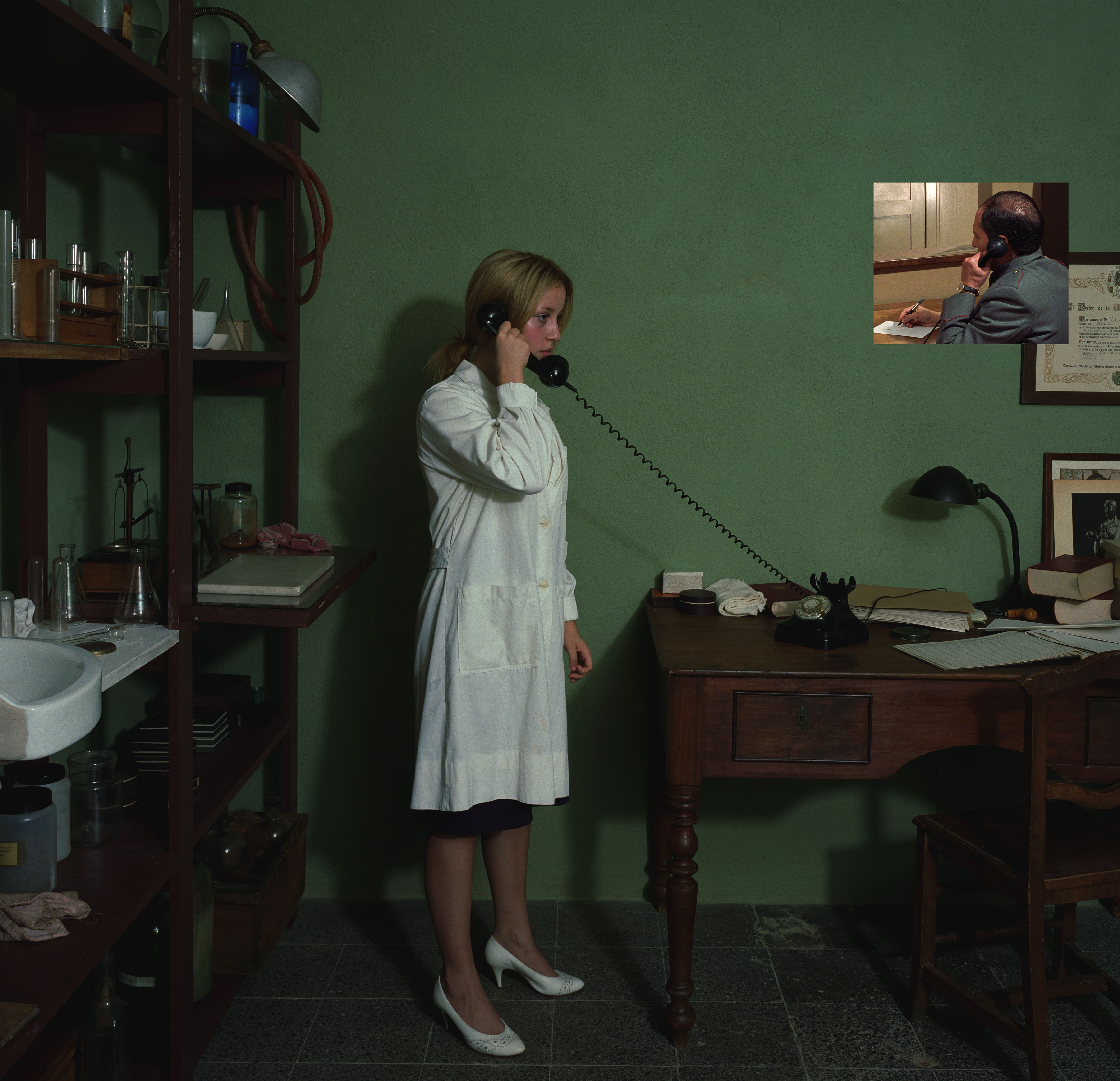 Fotografia:Jeff Wall, Informant. An occurrence not described in chapter 6, part 3 of Últimas tardes con Teresa by Juan Marsé, 2023. Courtesy of the Artist