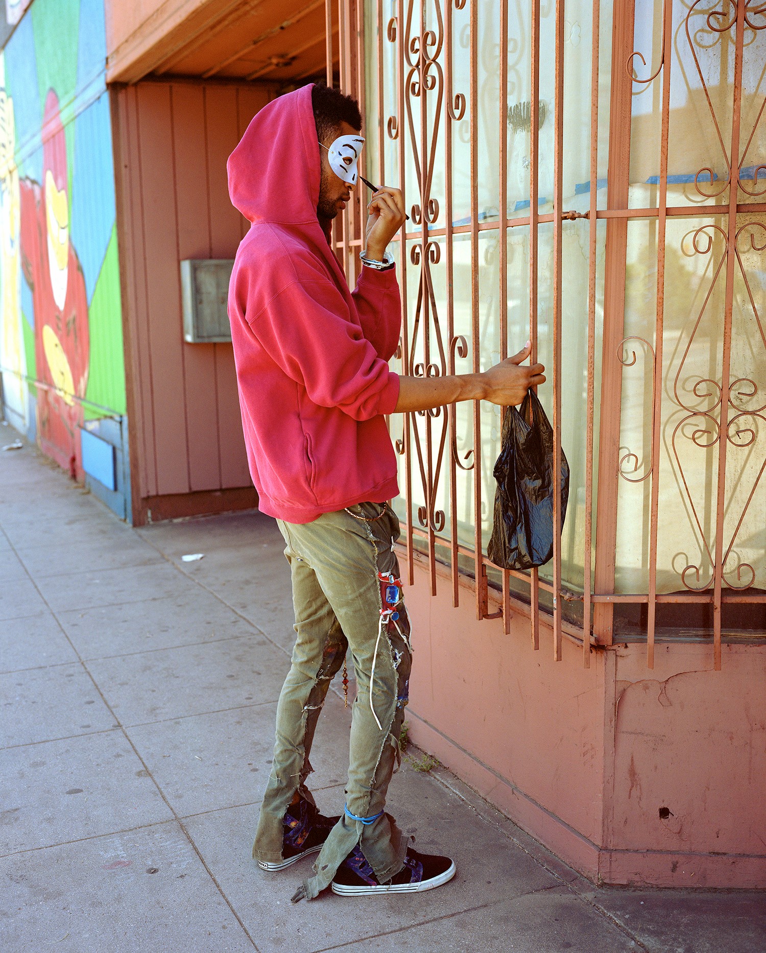 Fotografia:Jeff Wall, Mask maker, 2015. Courtesy of the Artist and White Cube