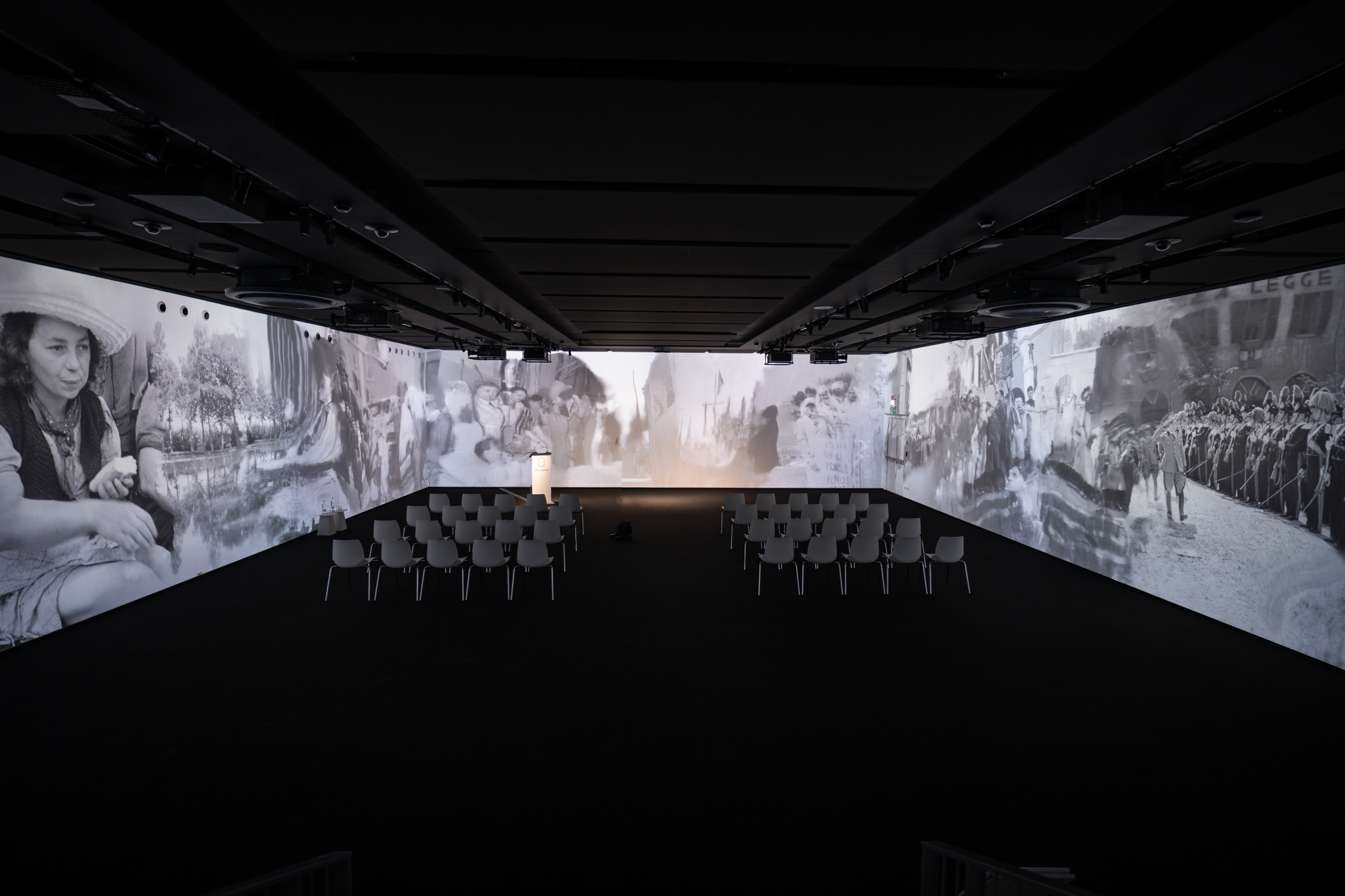 Allestimento  "Erik Kessels. Un'immagine" in mostra alle Gallerie d'Italia - Torino
