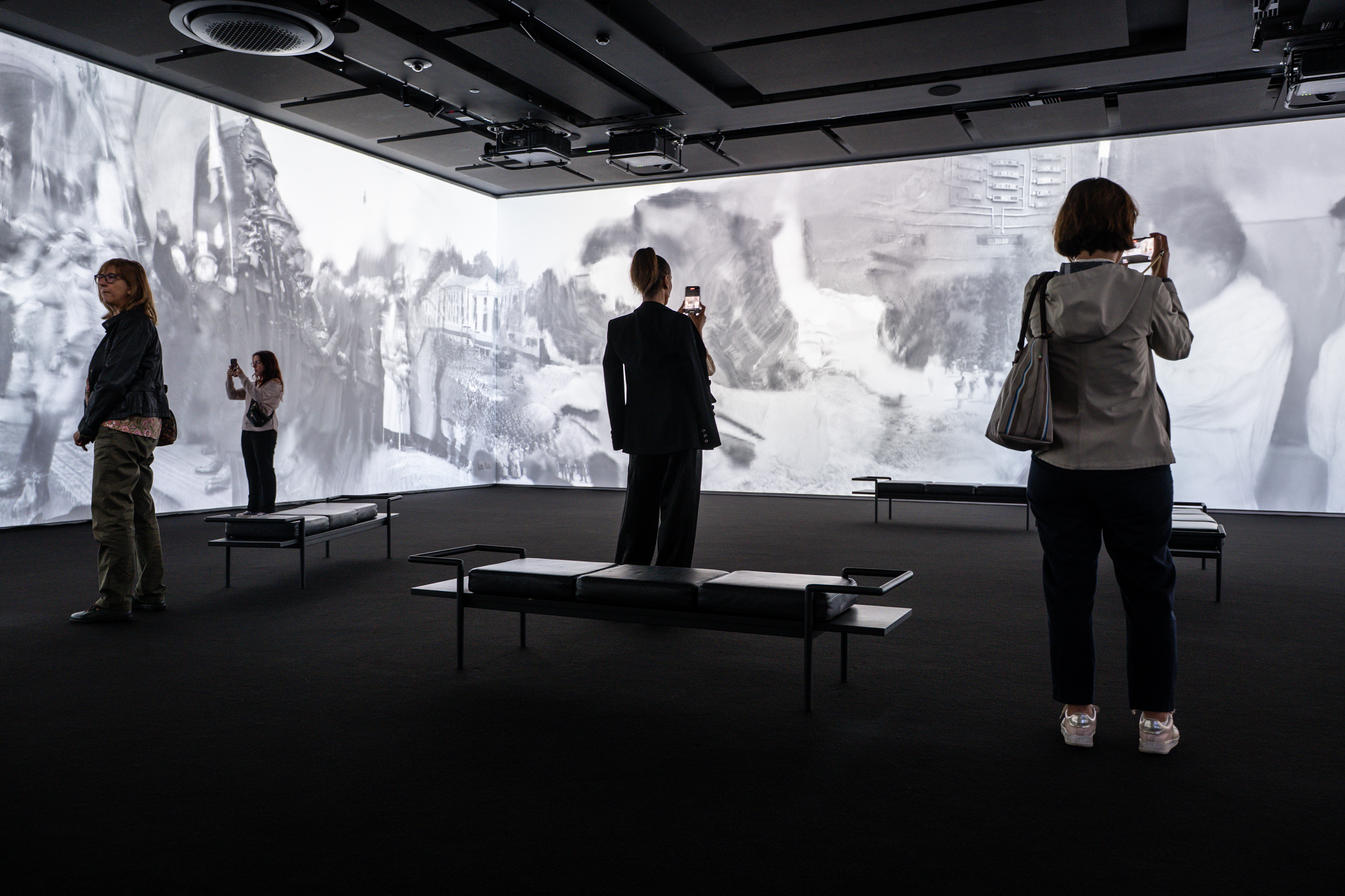 Allestimento della mostra "Erik Kessels. Un'immagine" alle Gallerie d'Italia - Torino